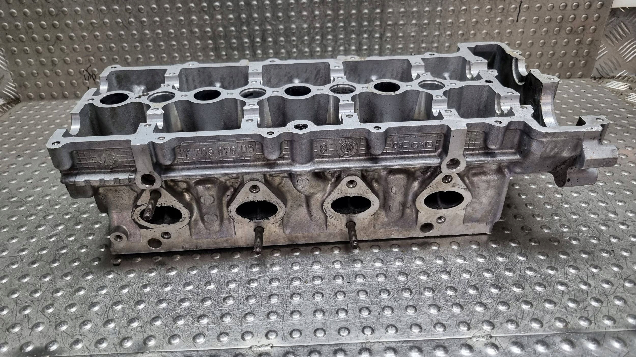hlava MOTORA 7781211 7785876 BMW E60 E61 E81 E84 E87 E90 E91 2.0D M47