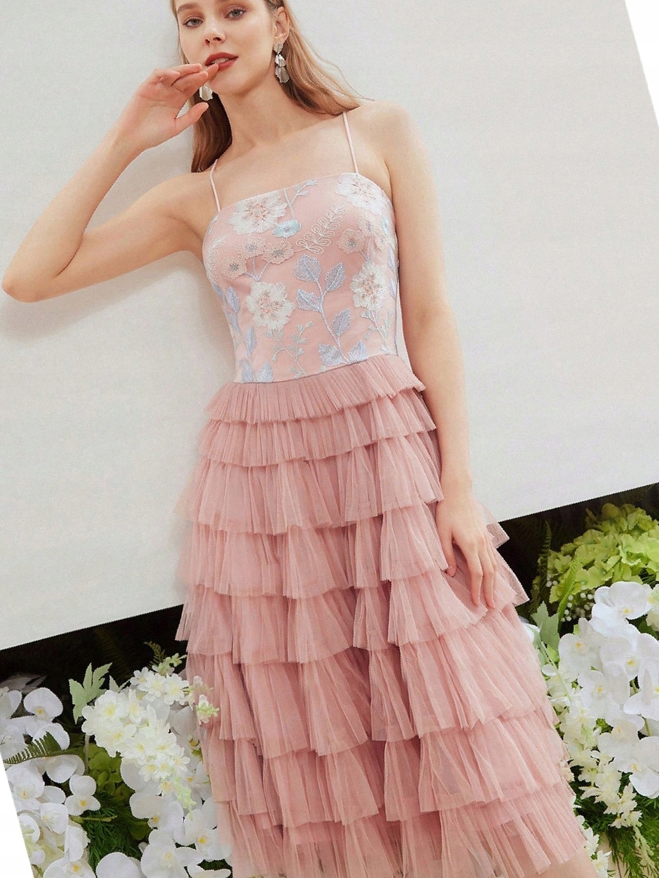 Šaty Koktejlová Za Koleno S Falbanami Na Ramínkách Motf Růžová L 40