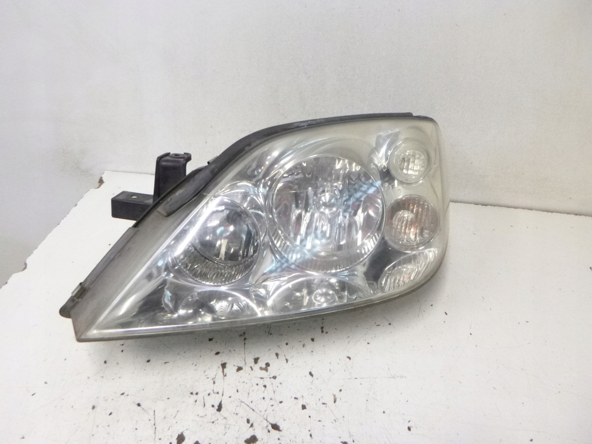 light front Nissan Primera P12 2007r. HELLA