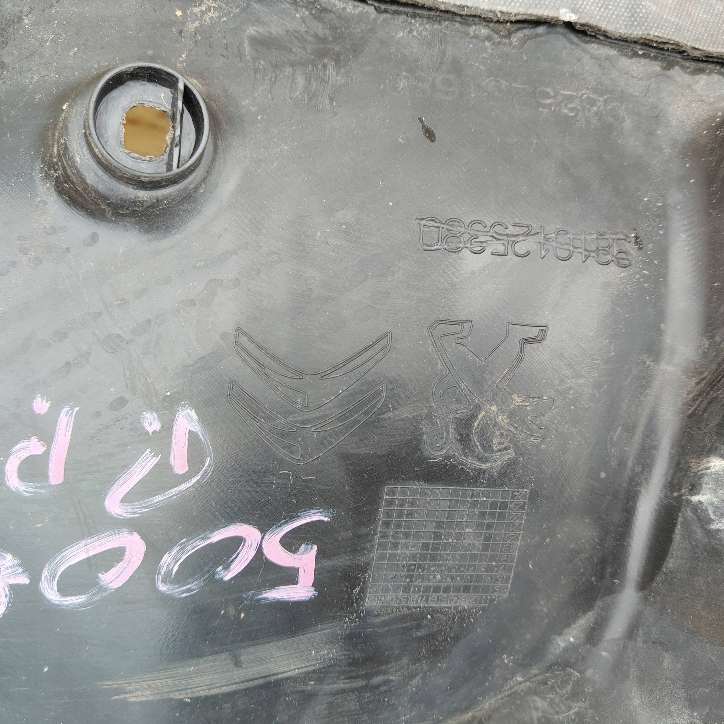 mudguard front right side Peugeot 5008 II 9810125380