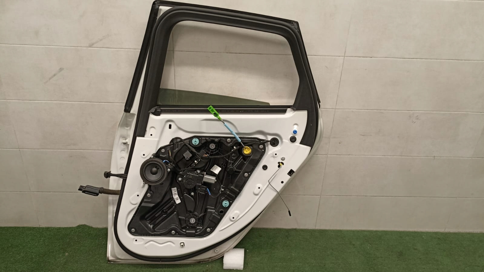 BMW U06 door right rear part A300 CIEMNA window
