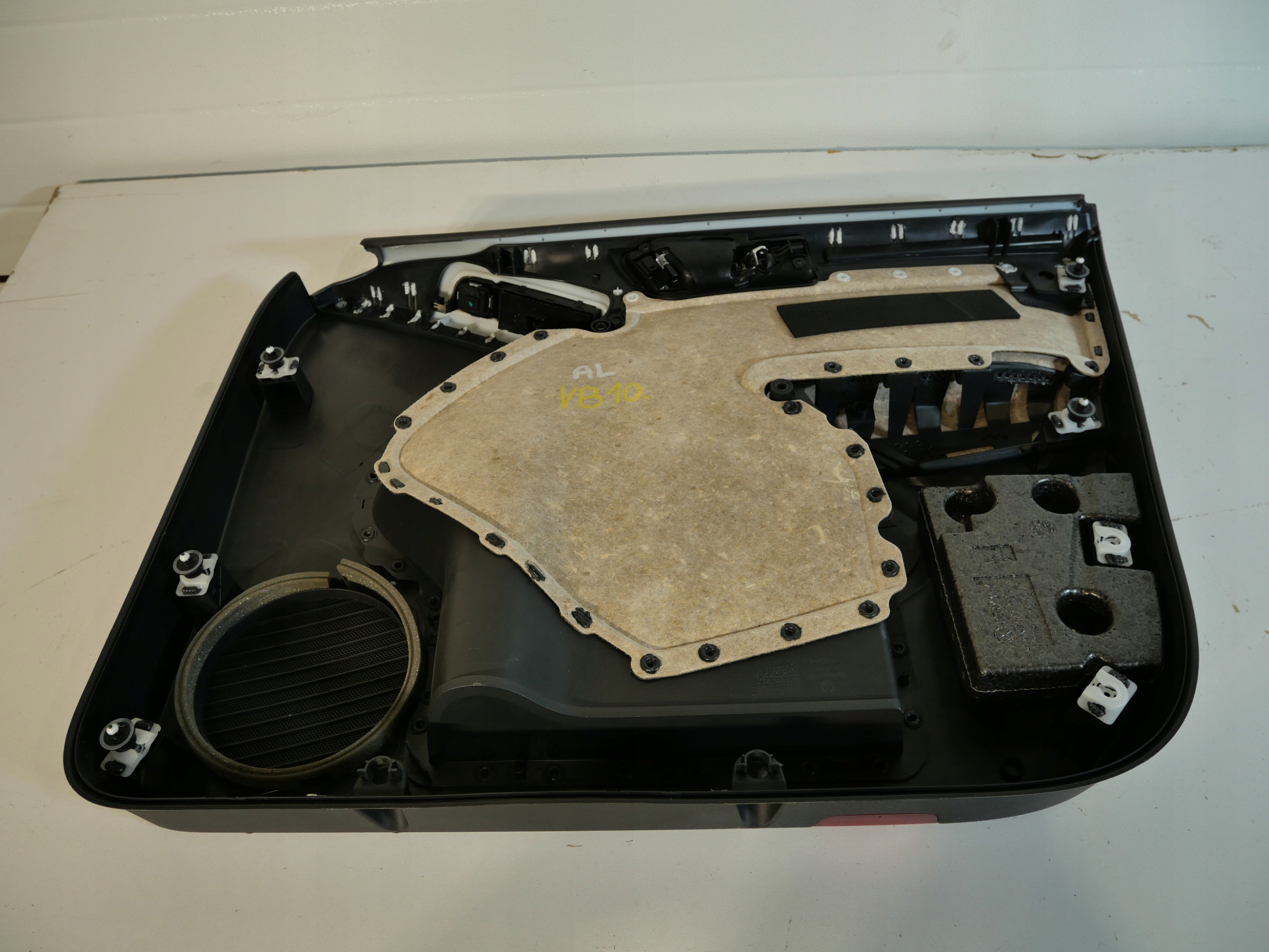 VW TIGUAN and 1 5N side upholstery door left front 5N0867011