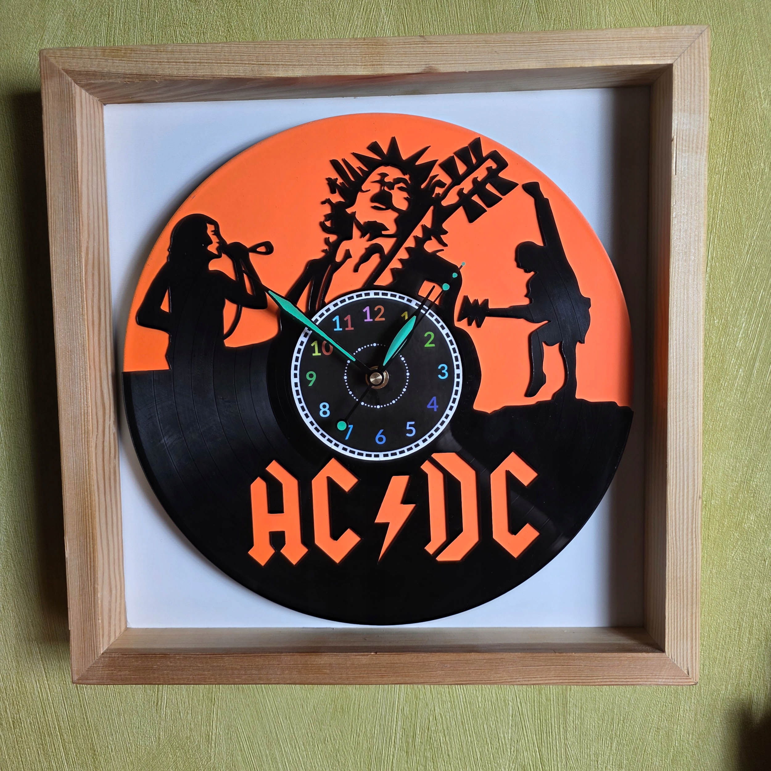 Ac DC Nástenný hodinový strojček z vinylovej dosky Farebné pozadie Darčekový rámček 35x35 cm
