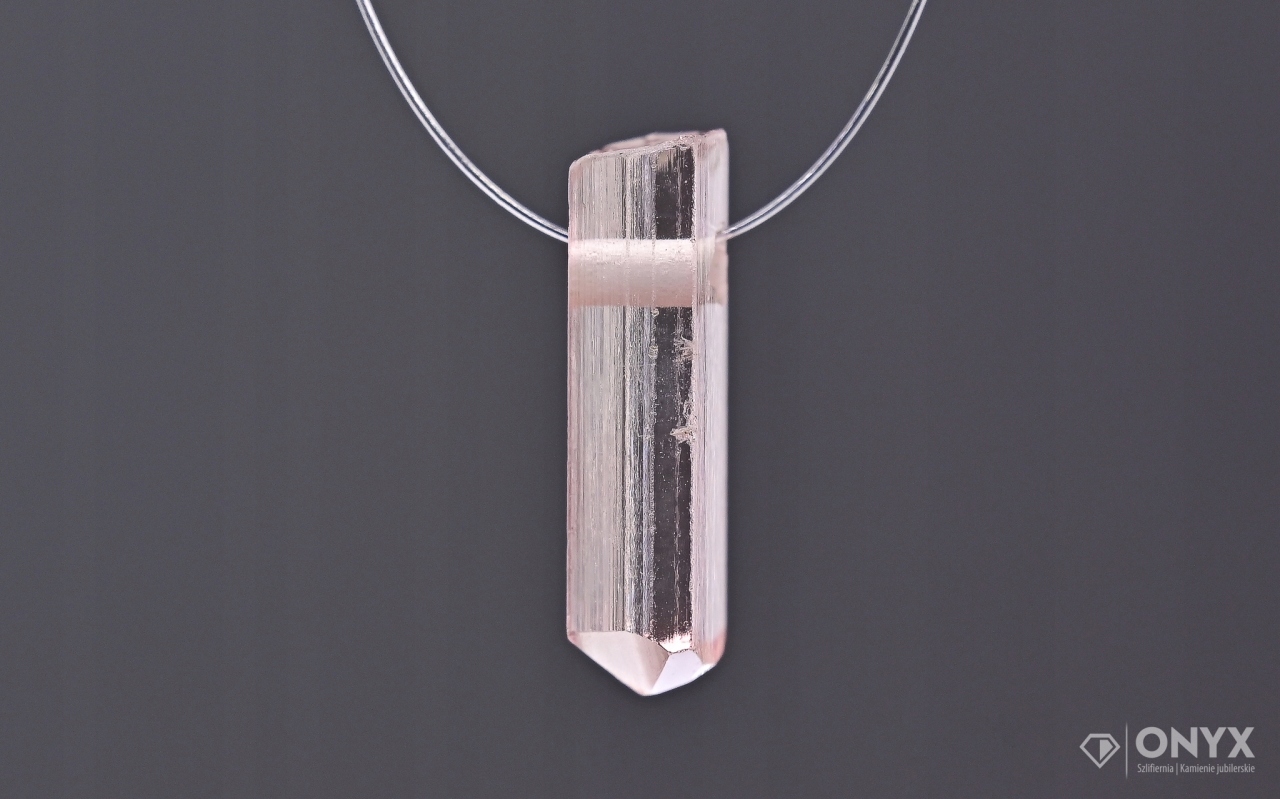 Turmalín provrtaný přírodní křišťál 13x5 mm