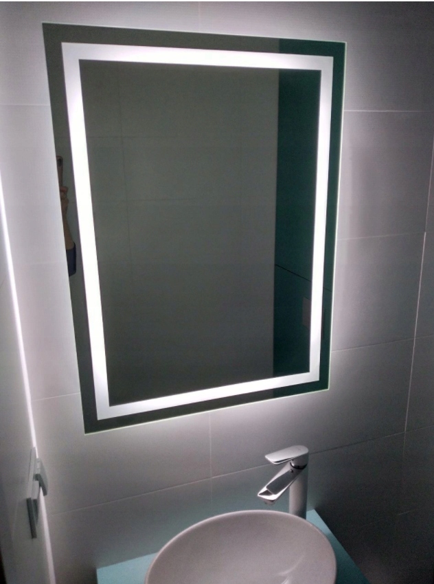 LUSTRO LED 60x80 PODŚWIETLANE ŁAZIENKOWE GLAMOUR Wykonanie gotowe