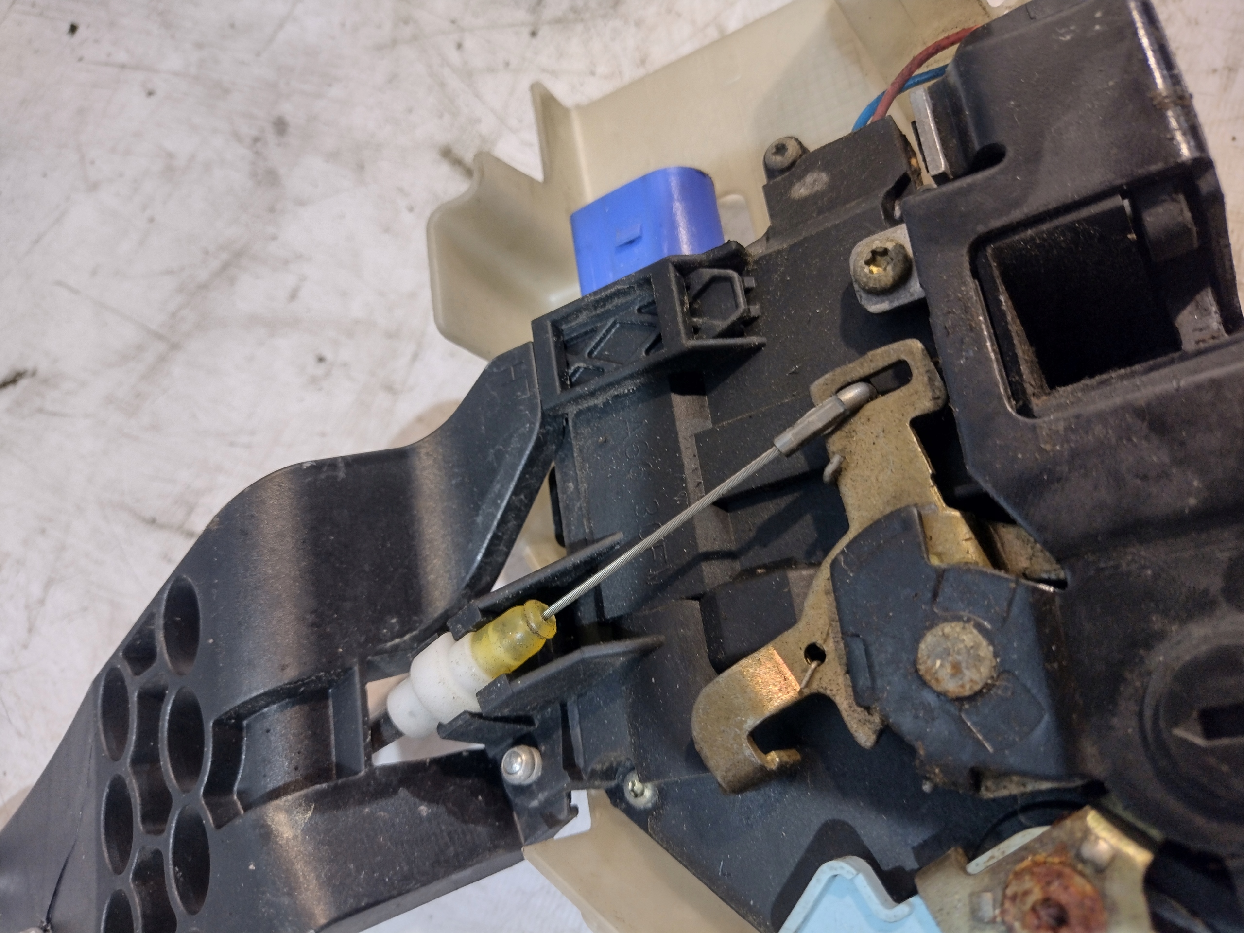 lock door left rear part Porsche Cayenne and 7L0839015