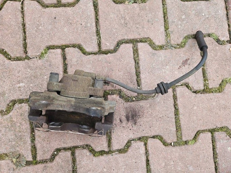 caliper front front right jarzmo Opel Corsa E Opel Adam