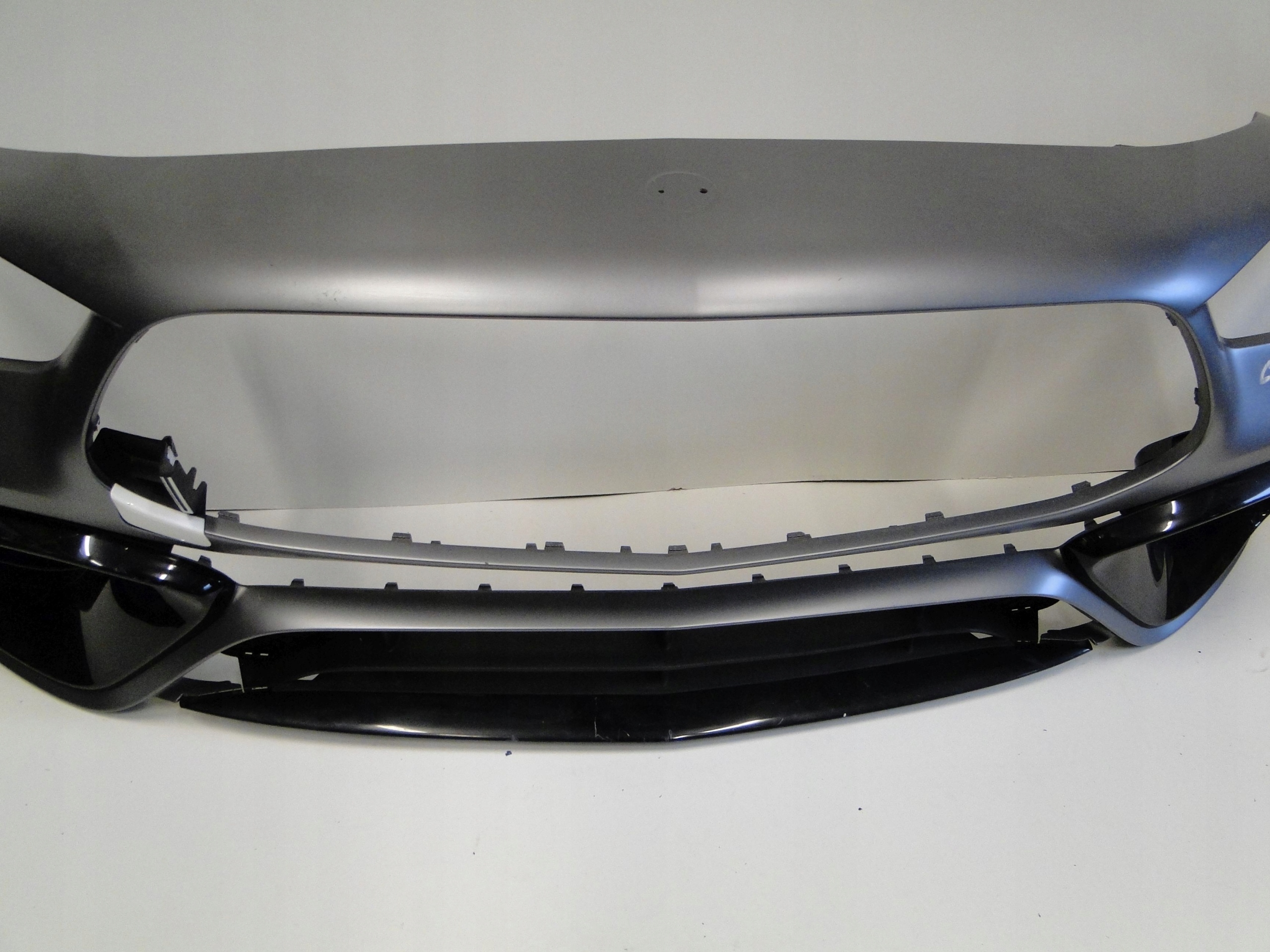 MERCEDES CLA 118 W118 ZDERZAK PRZEDNI PRZÓD 45 AMG Otwory na czujniki parkowania