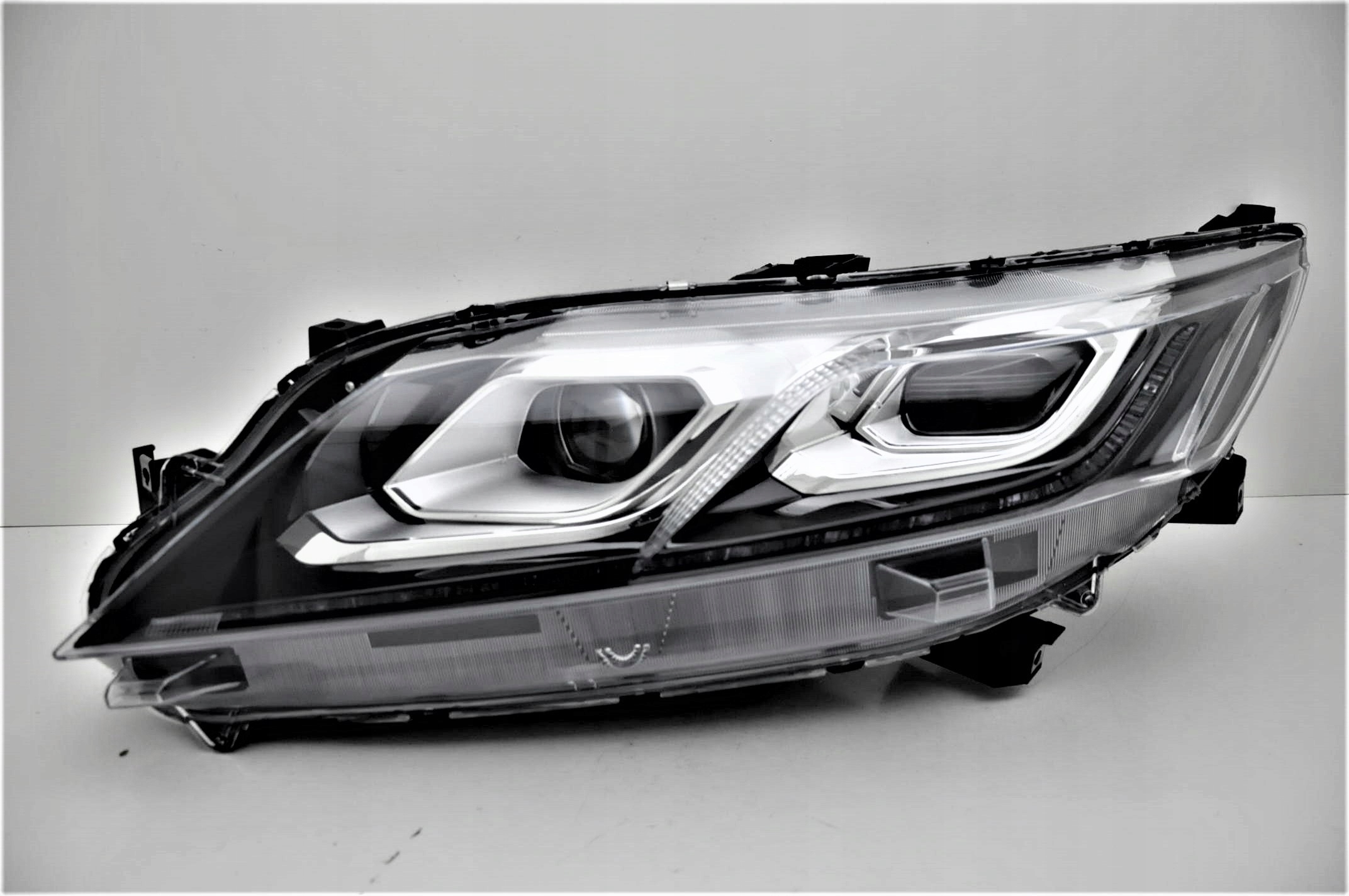 MITSUBISHI ECLIPSE CROSS OD 2018- REFLEKTORY KPL Strona zabudowy lewe + prawe