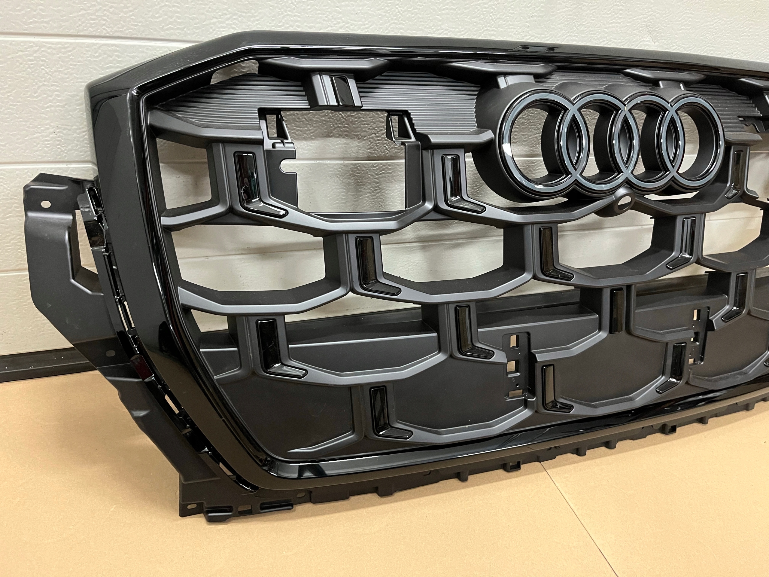 GRILL AUDI Q7 4M0 LIFT 2024 4M0853651BD ATRAPA ZDERZAKA AUDI Q7 II LIFT Typ samochodu Samochody osobowe
