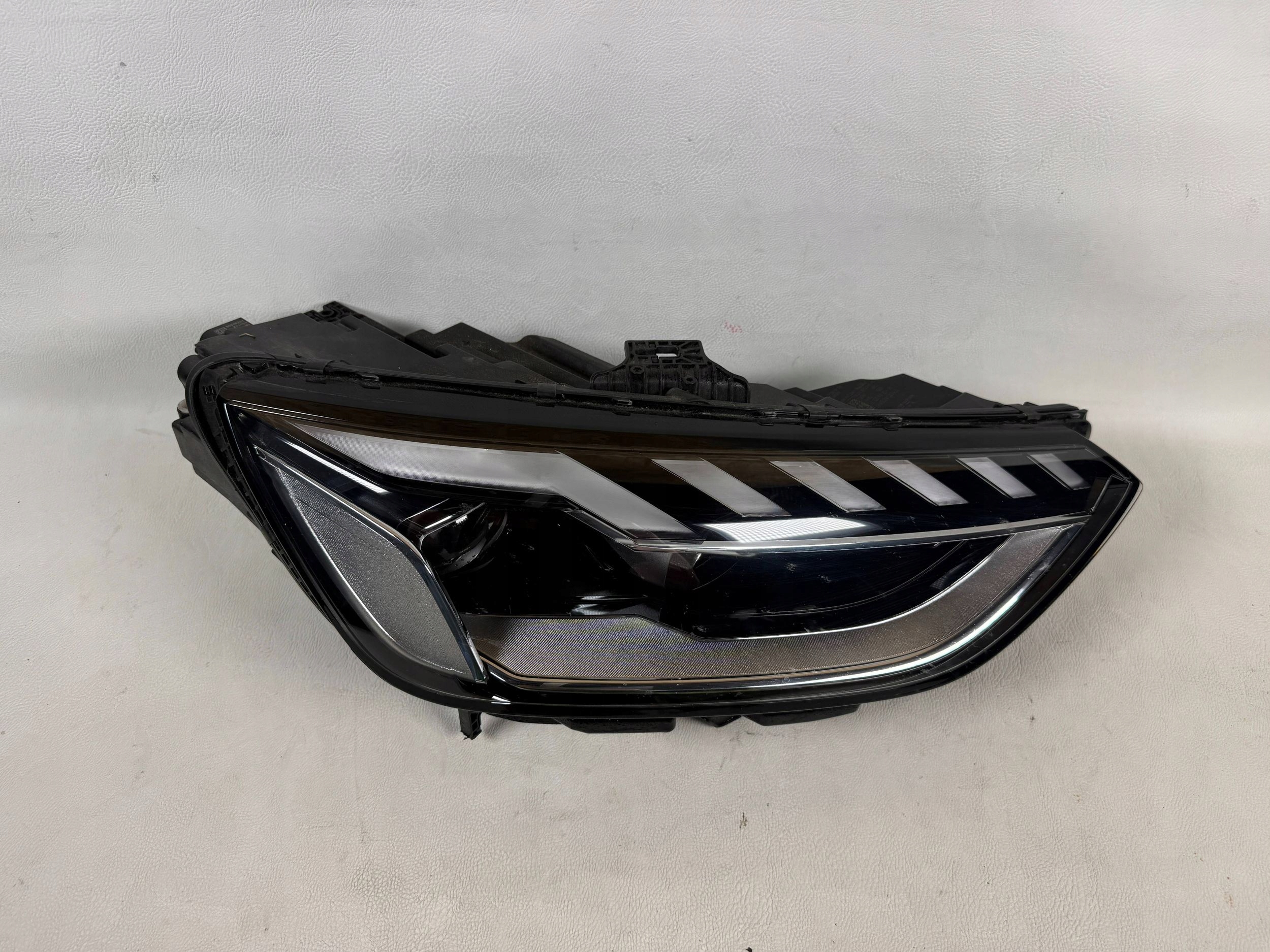 Audi A4 8W B9 19- Lift Full led light right front front