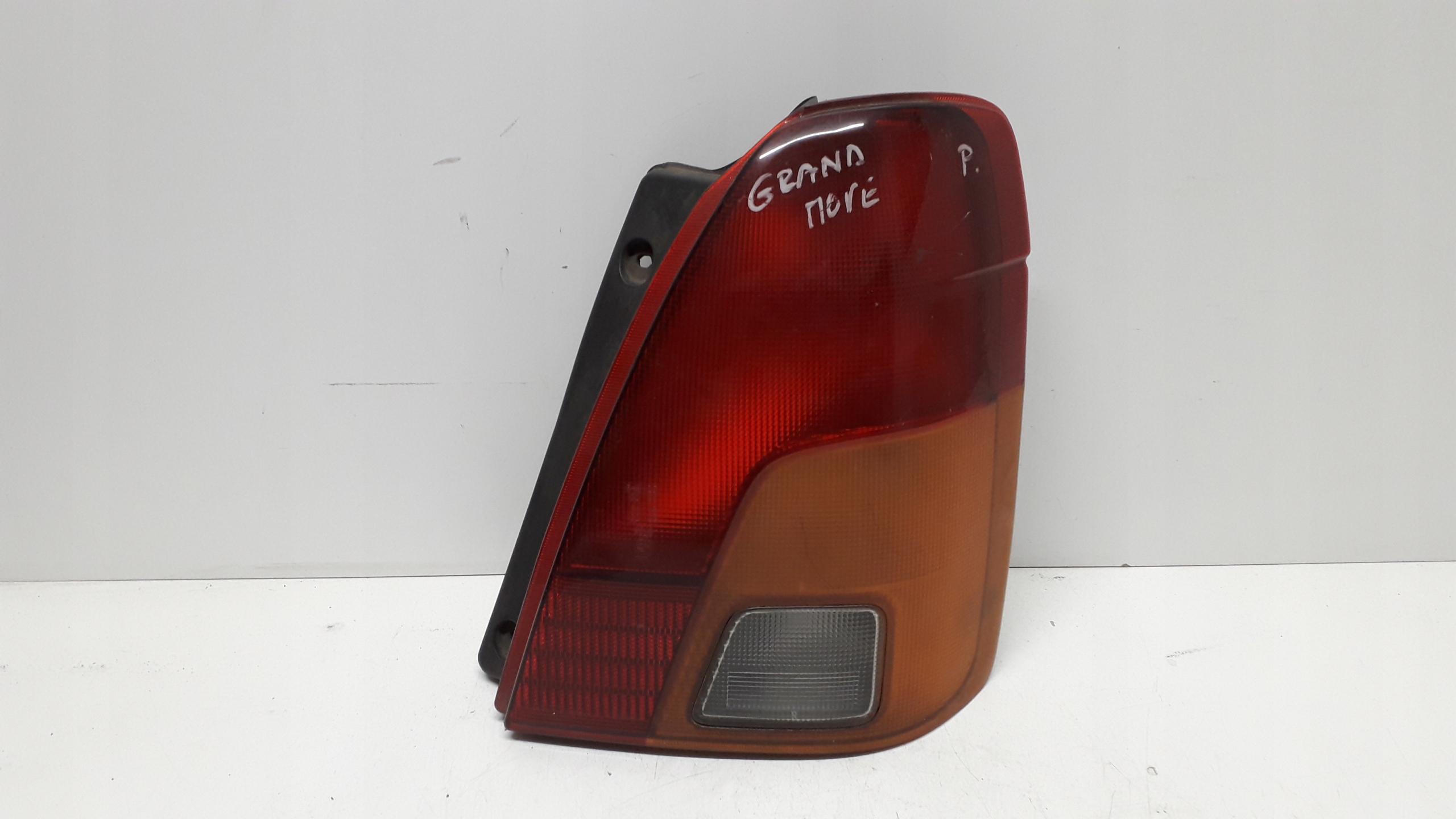 DAIHATSU GRAND MOVE LAMPA PRAWA TYLNA