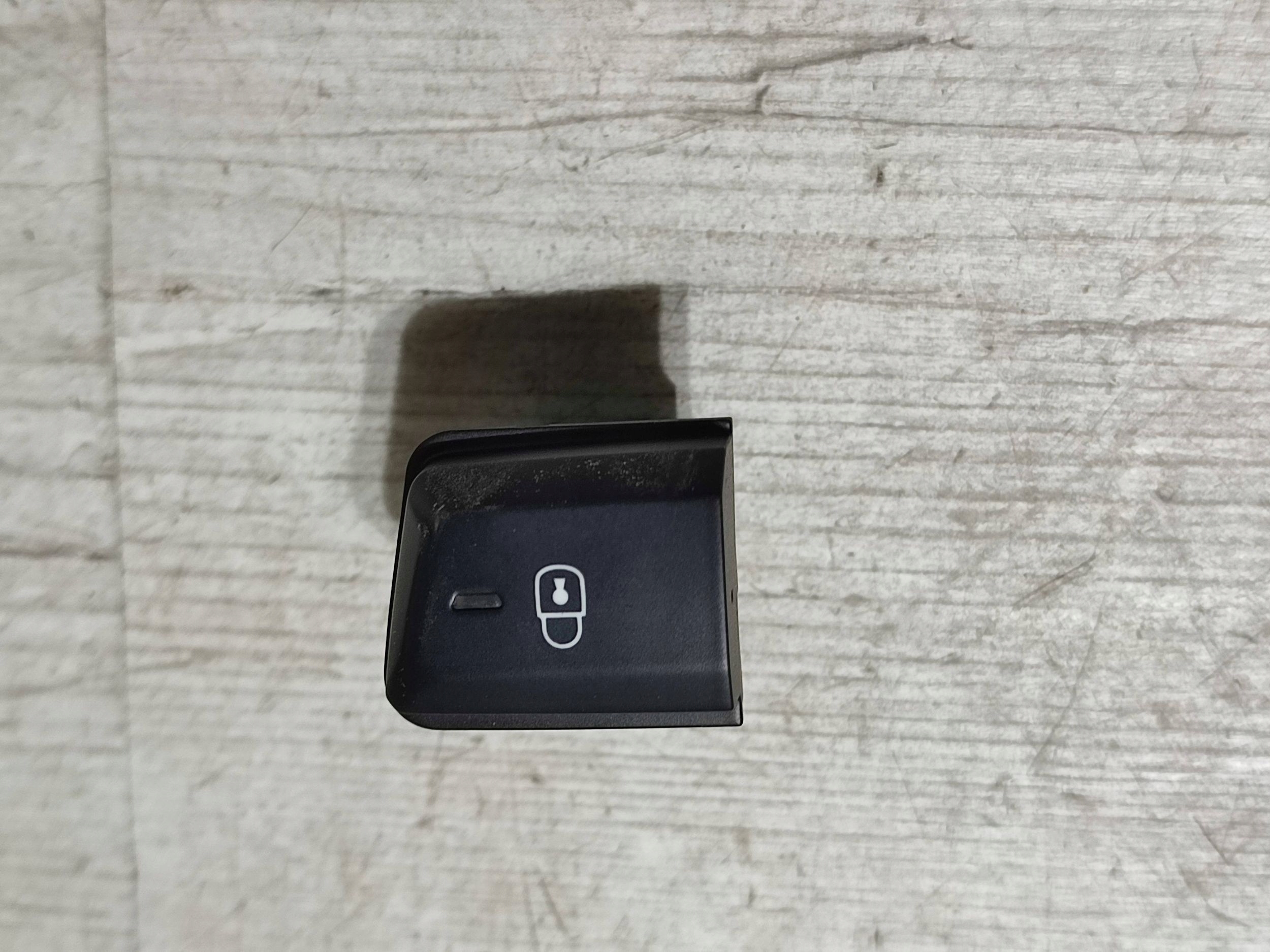 Peugeot 2008 and 2018 button central of a lock
