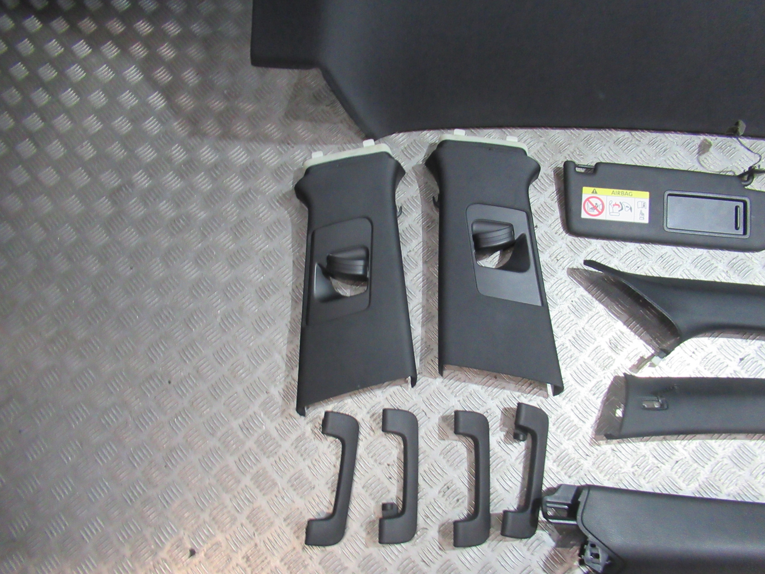 PORSCHE MACAN ZESTAW SLUPKOW SLUPKI KOMPLET Numer katalogowy części 95B867501D