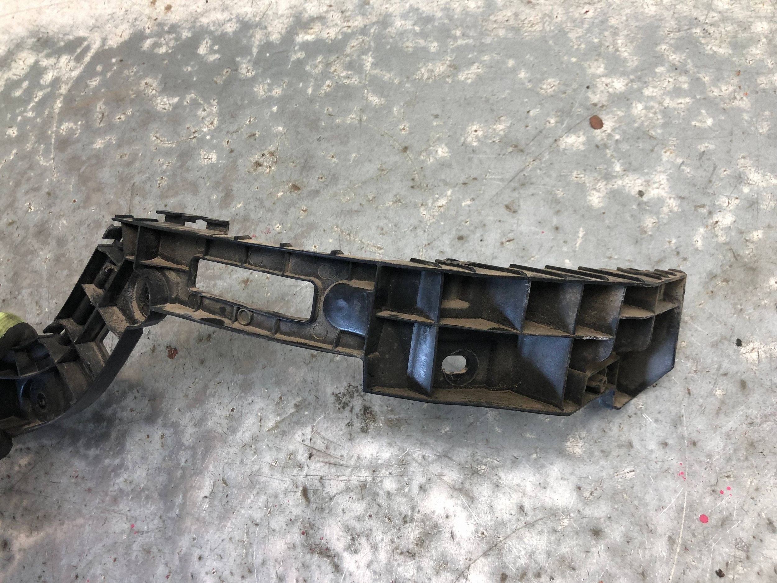 bumper bracket left rear part VW PASSAT B7 KOMBI 3AF807393