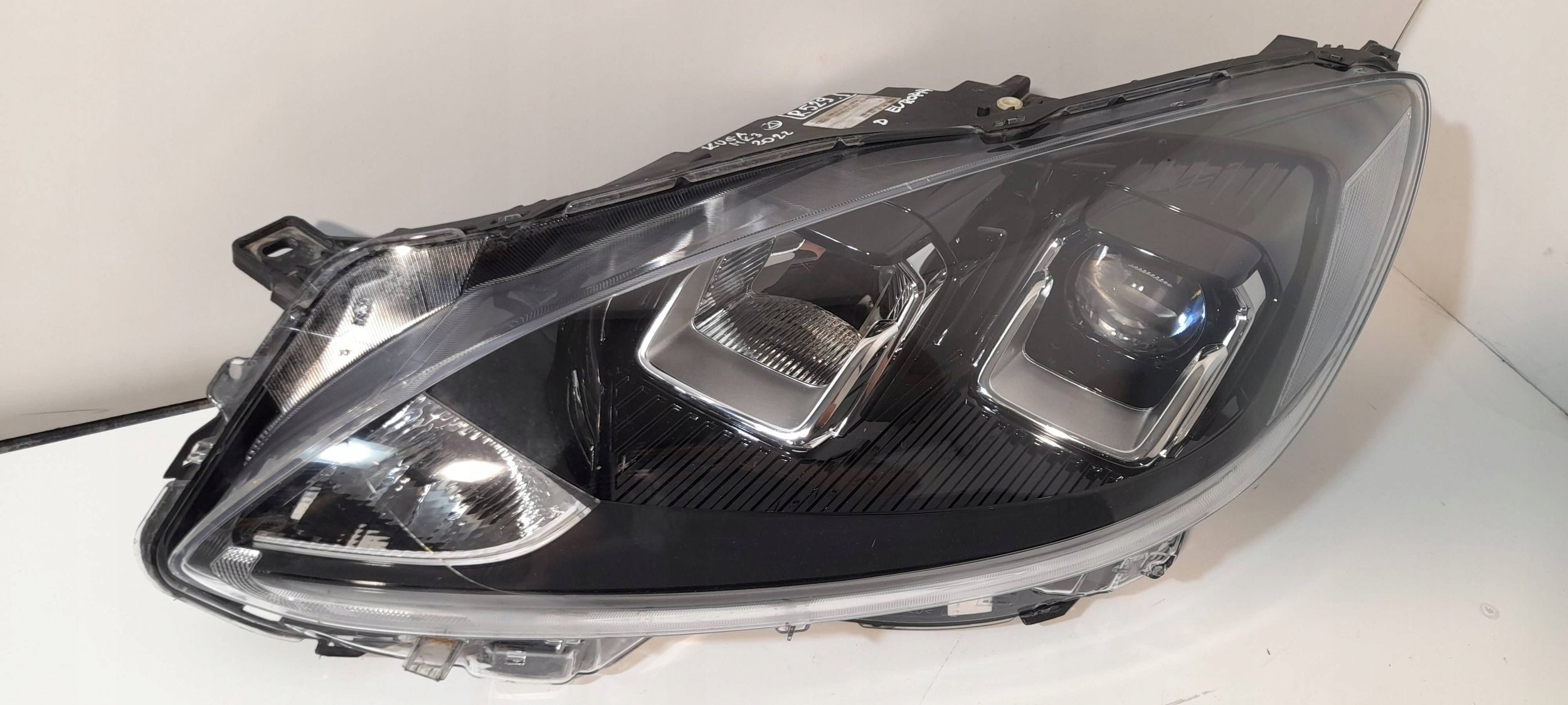Ford Kuga MK3 light front left LV4B13E015CD (R529)