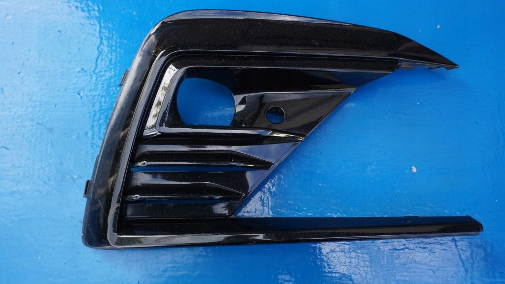 VOLVO S90 V90 R-design right grid of a bumper front