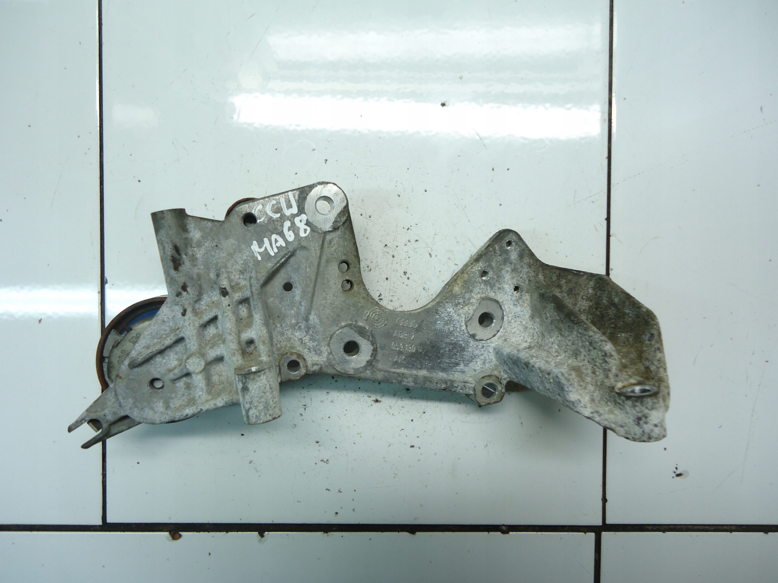 AUDI A4 B8 A5 8T 3.0 TDI 2009 CCW engine mount 059130147P