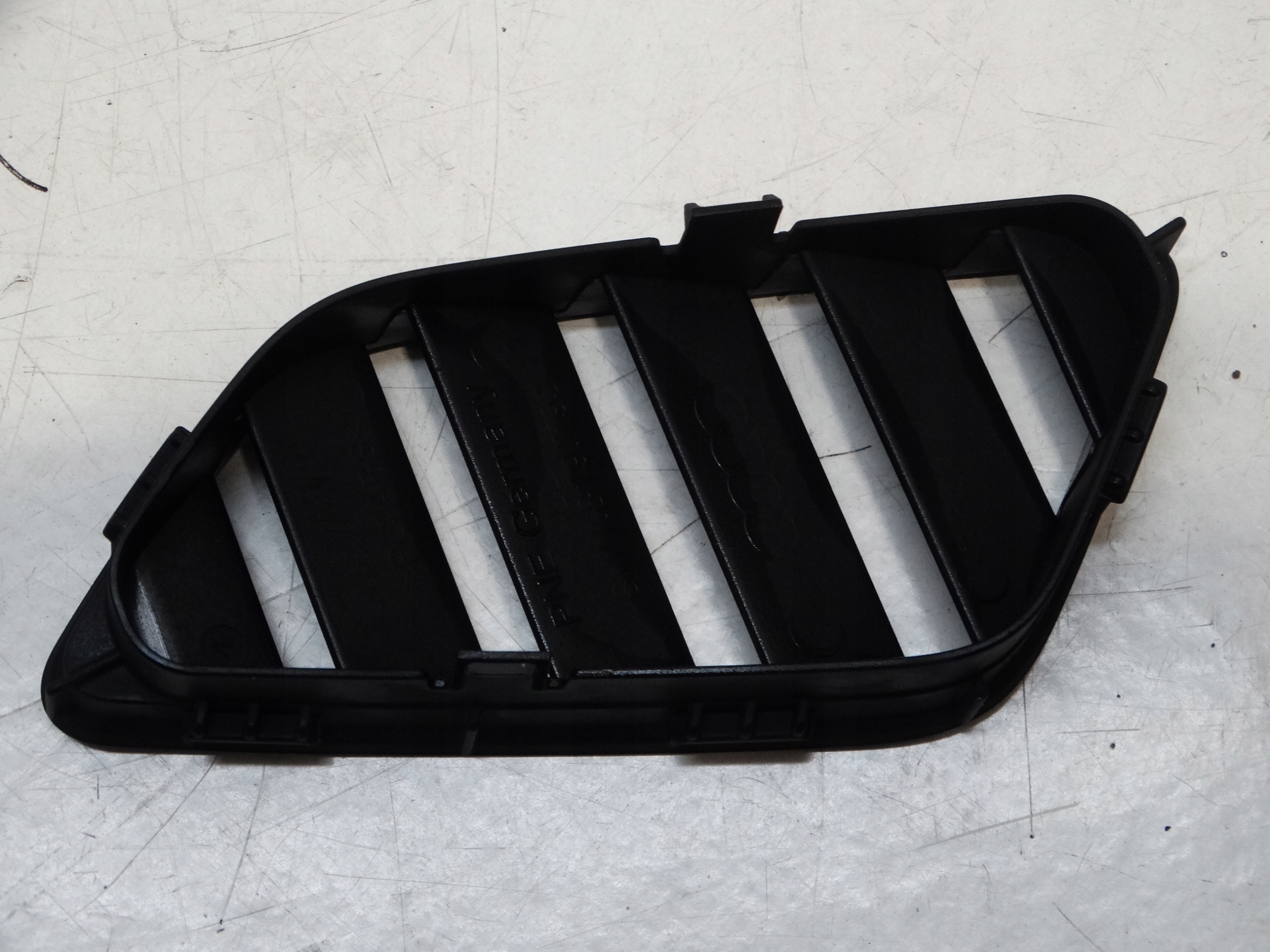 grid air conditioning devices consoles left front AUDI A4 B9 15-24R. 8W1819793