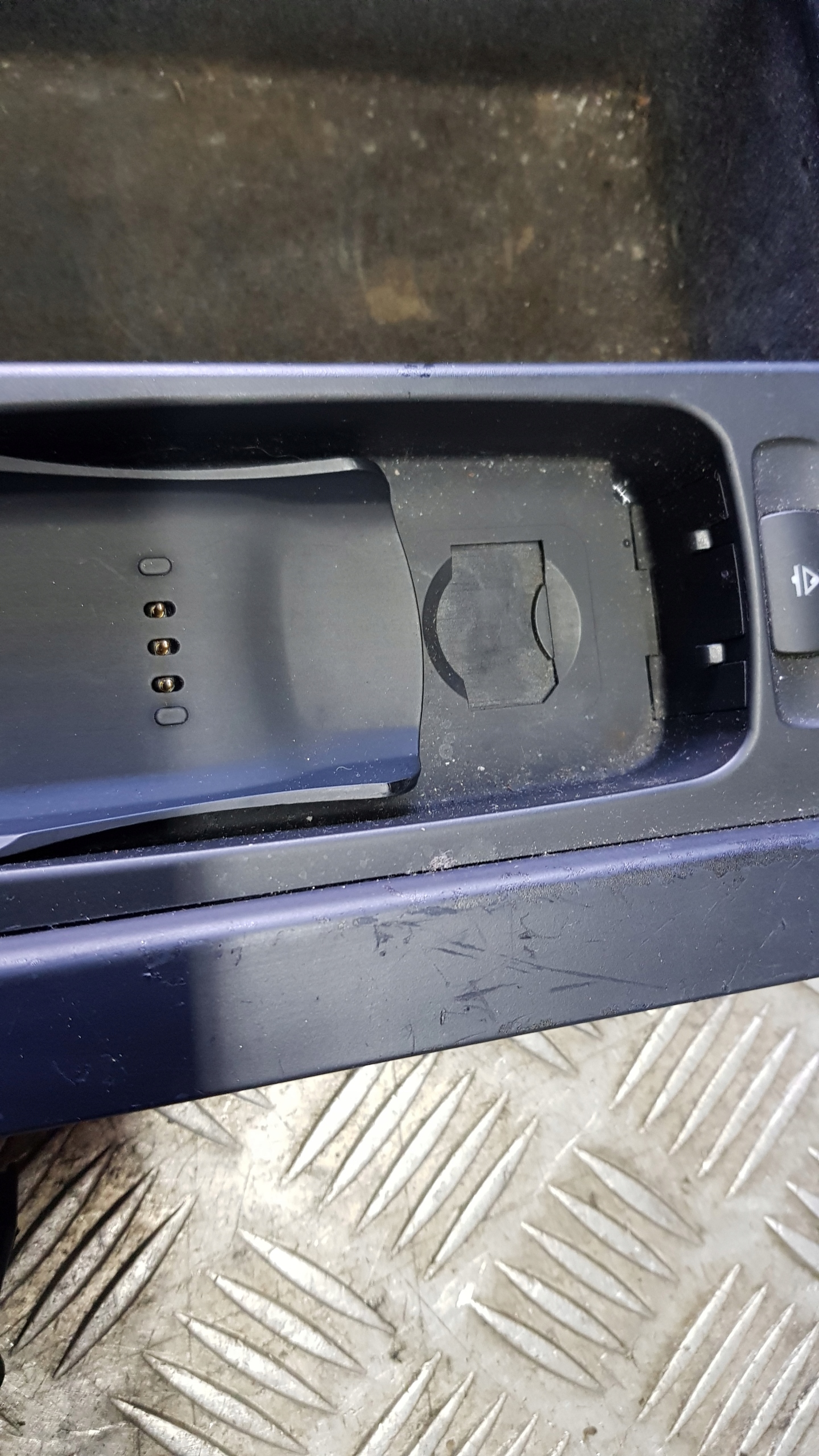 AUDI A8 D3 Grundlage TELEFONU Halter 4E0863075
