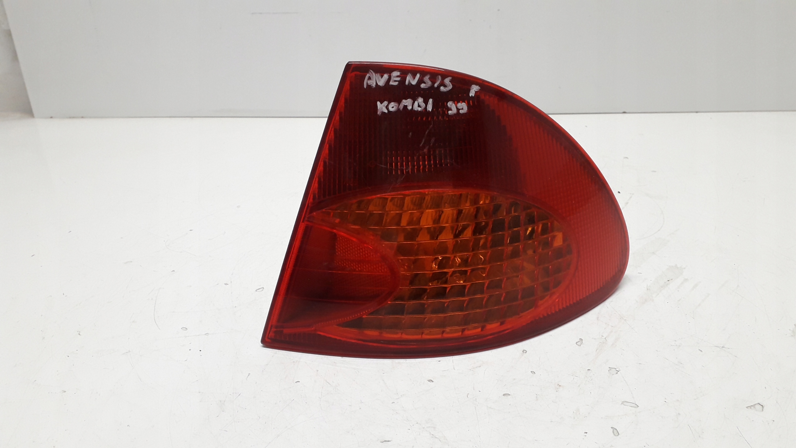 TOYOTA AVENSIS T22 KOMBI 97- LAMPA PRAWA TYLNA