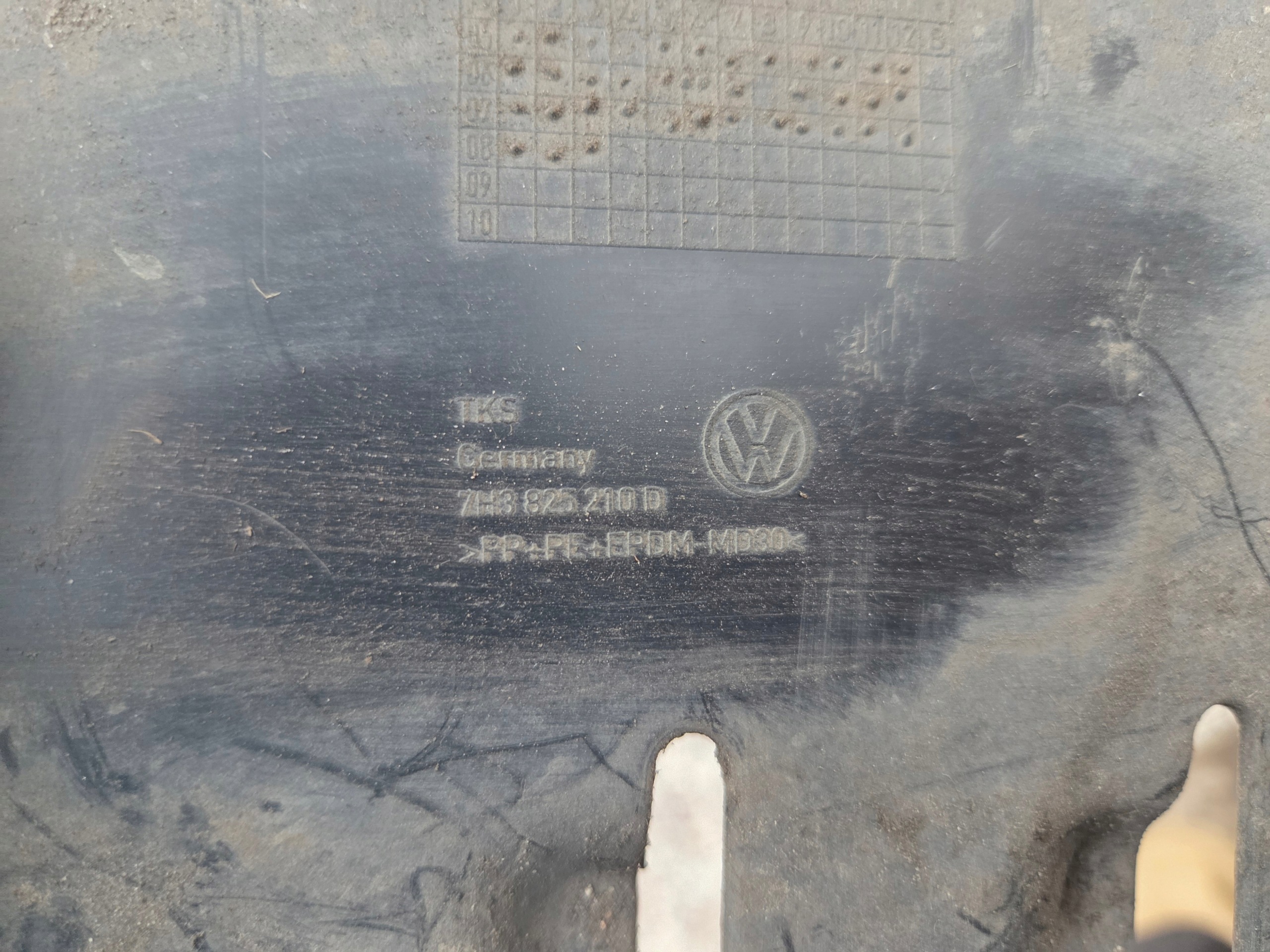 cover chassis VOLKSWAGEN T5 7H3825210D