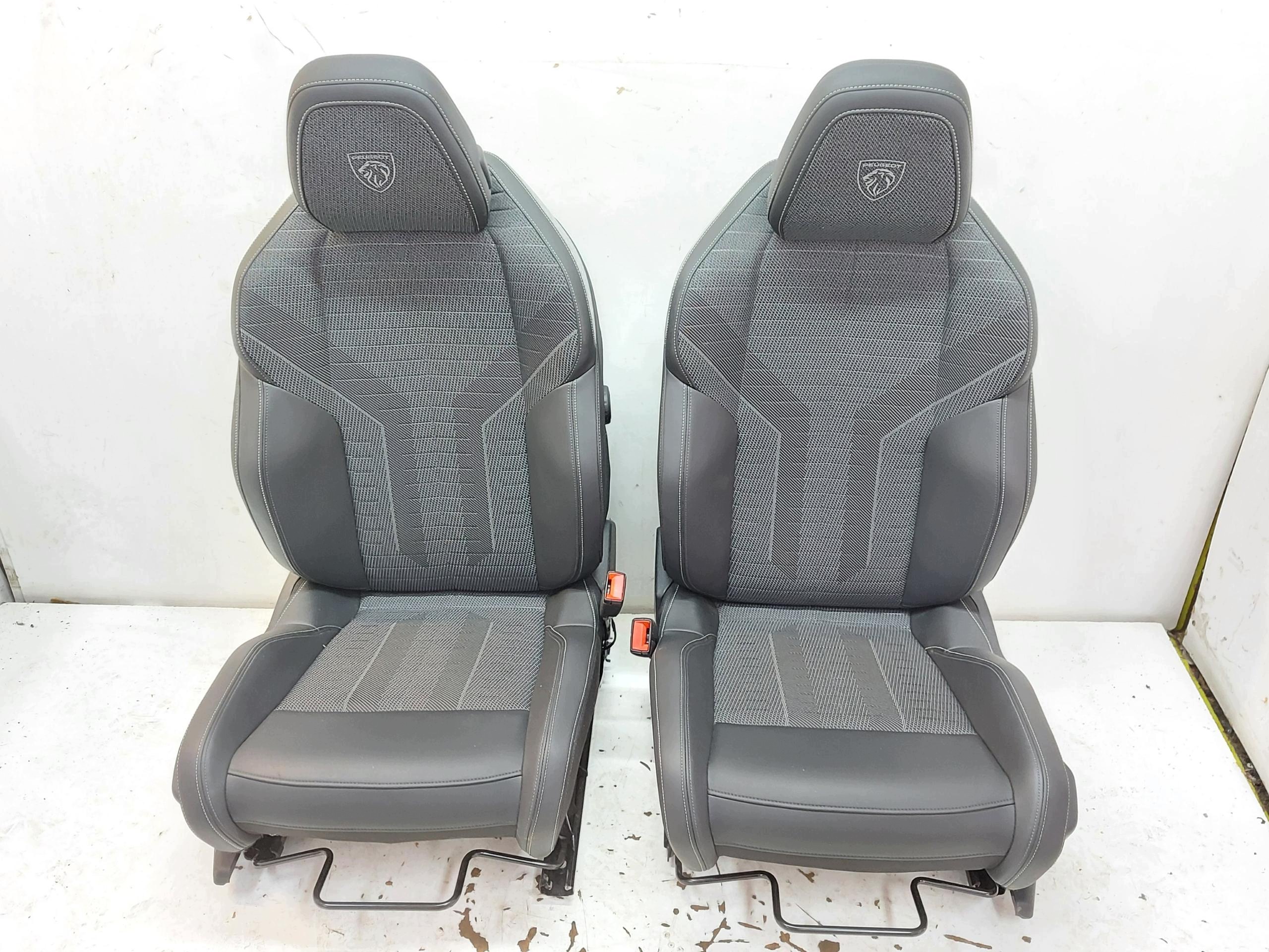 Peugeot 5008 III E5008 2024r seats front seat left right oryg