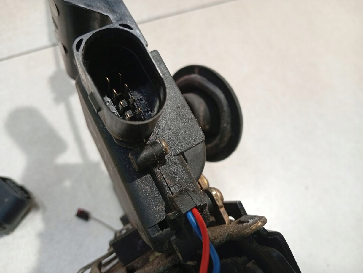 lock door right front VW BORA 1.4 16V 8 PIN