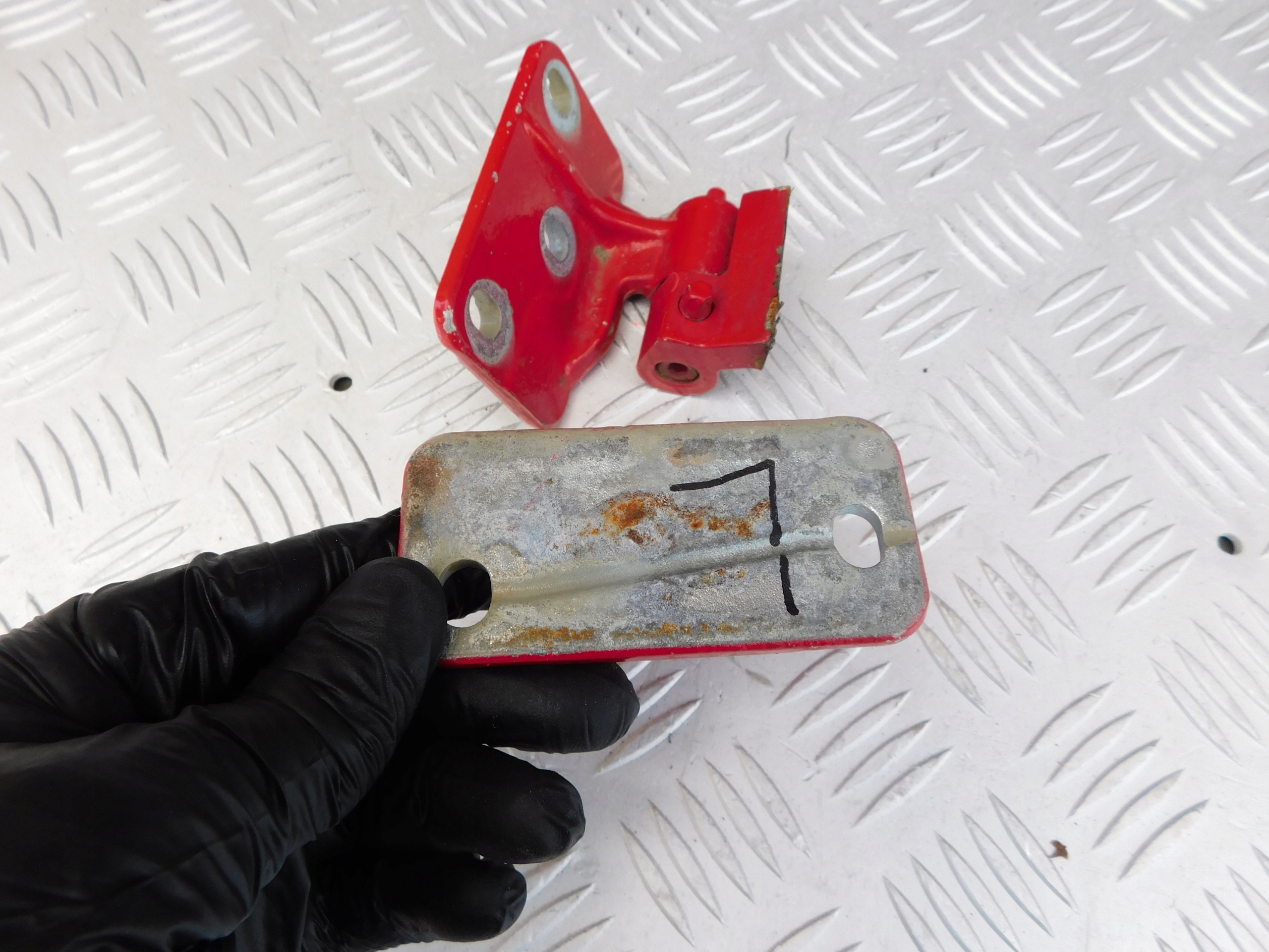 hinges door left driver´s komplet OEM Sprinter 906 Crafter red
