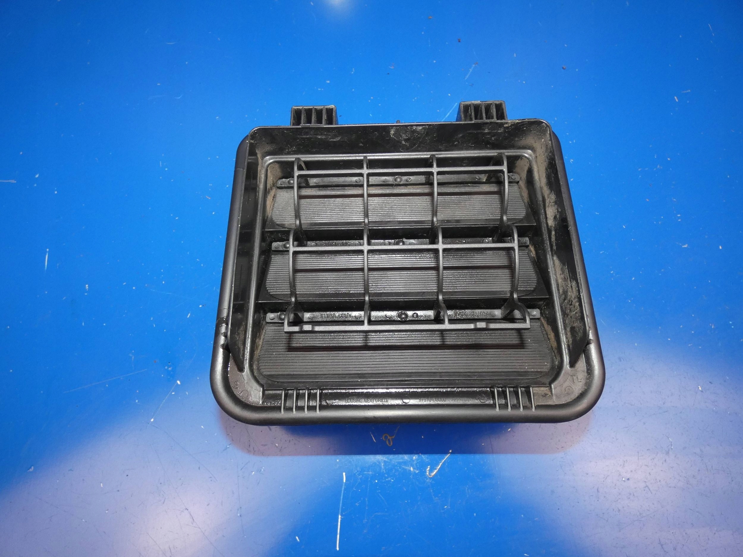 KIA SPORTAGE IV grid WENTYLACYJNA boot left rear part