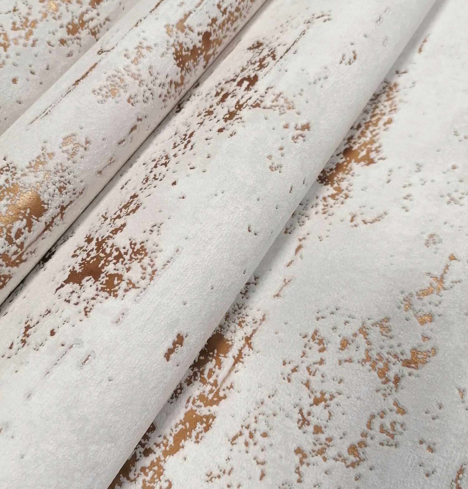 

Tapety Tapeta Biały Beton Ze Złotem Winyl