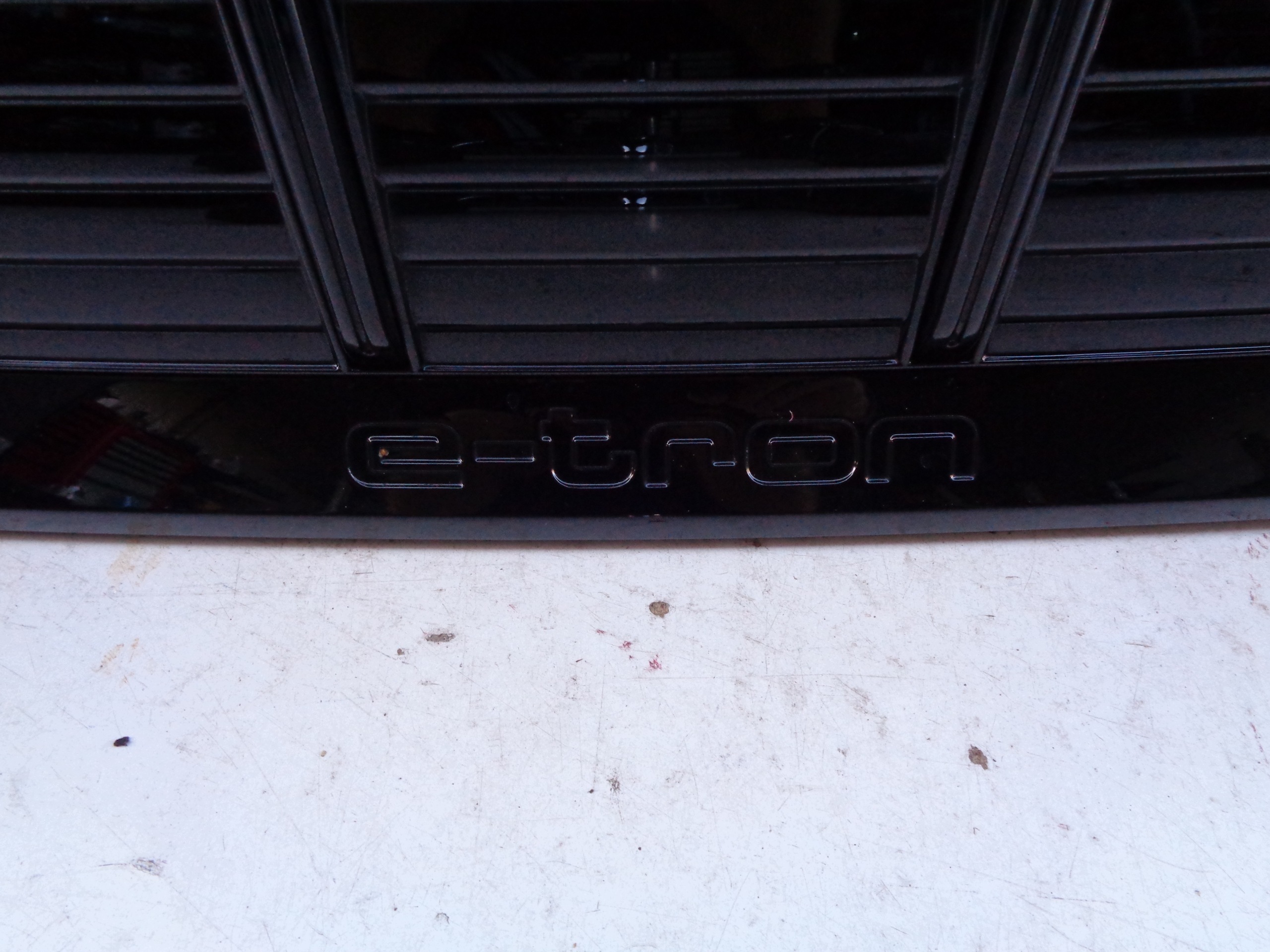 grille AUDI E-TRON 4KE noir NR 54021