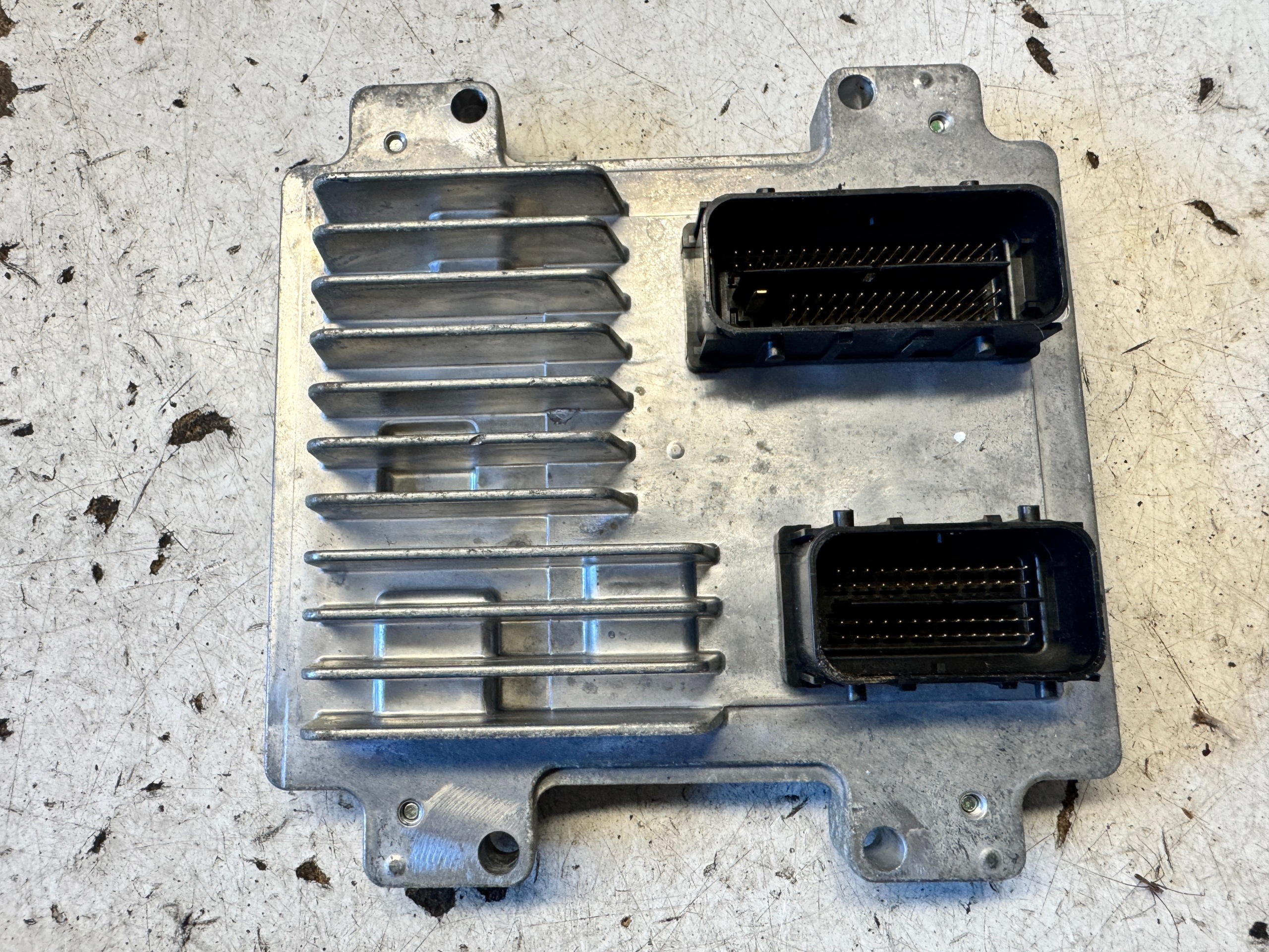 OPEL MERIVA B computer control unit ECU of the engine 12638732 AARL 1.4T E83