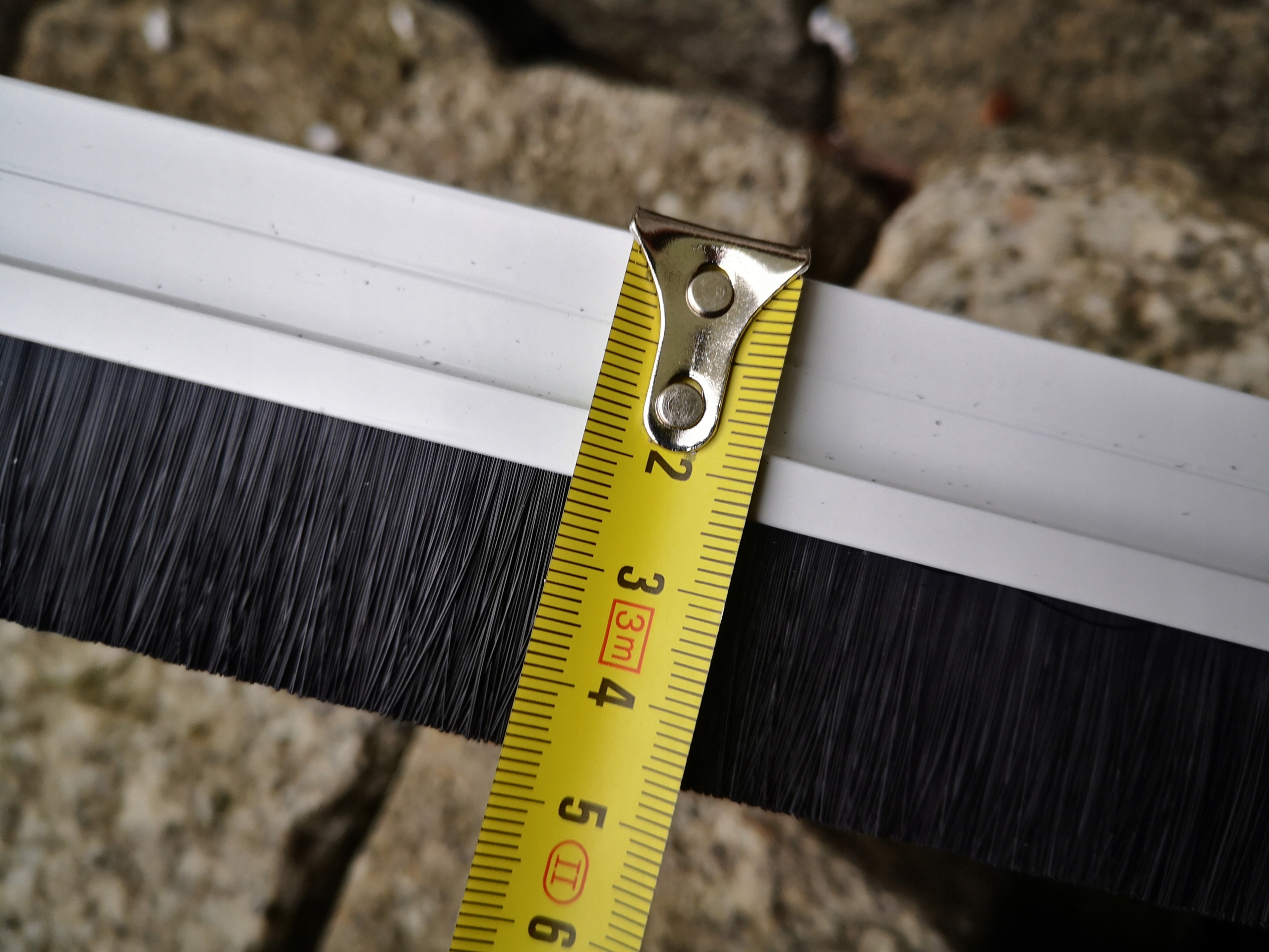 LISTWA DRZWIOWA USZCZELNIAJĄCA SZCZOTKOWA 1M 24MM Marka inna