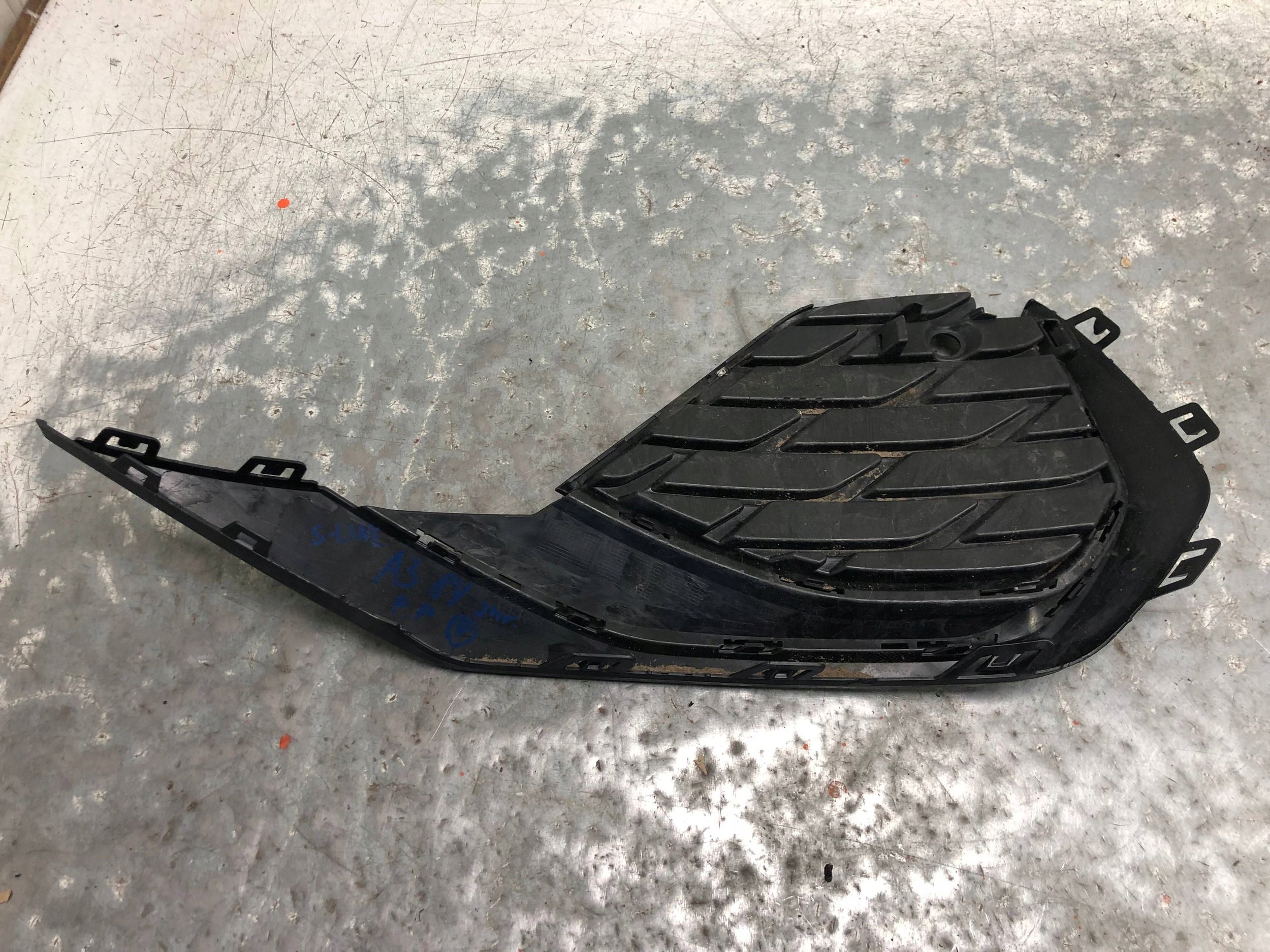 grid of a bumper right front S-LINE AUDI A3 8Y 8Y0807682H