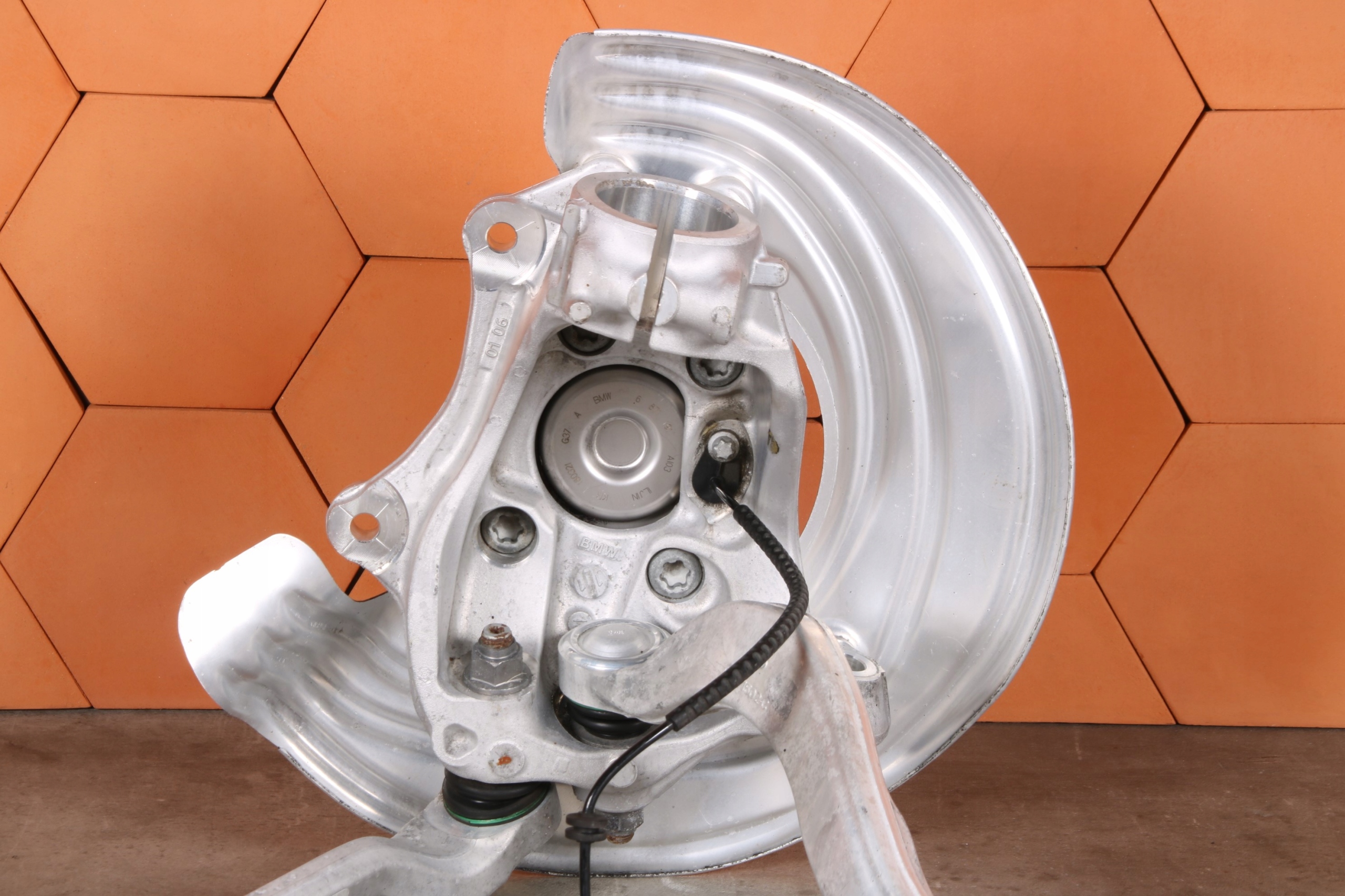 BMW G20 G21 2WD otoč ramene čepu levá levý předek 6877143