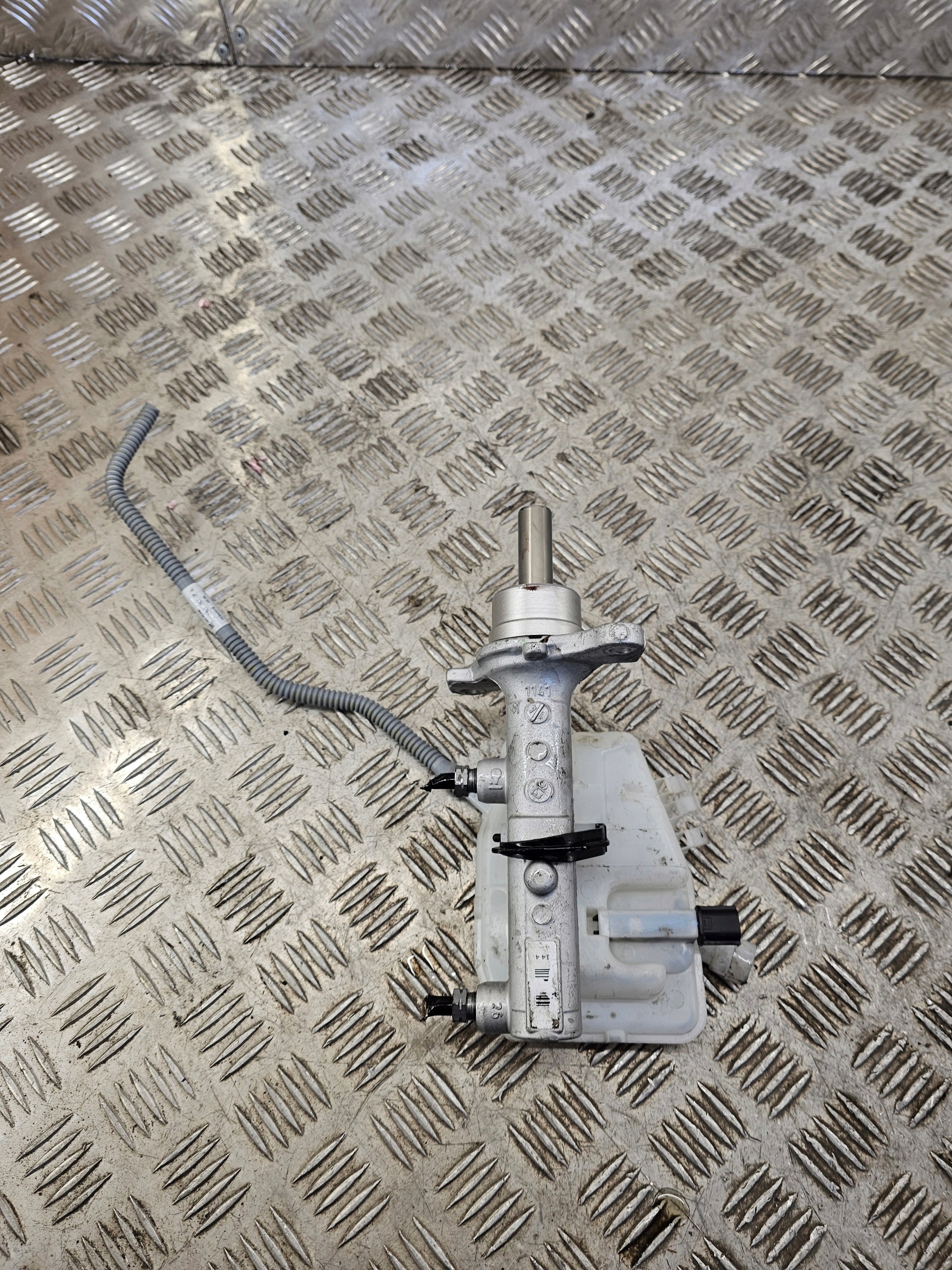 Behälter Renault OE 460913484R NR M1023