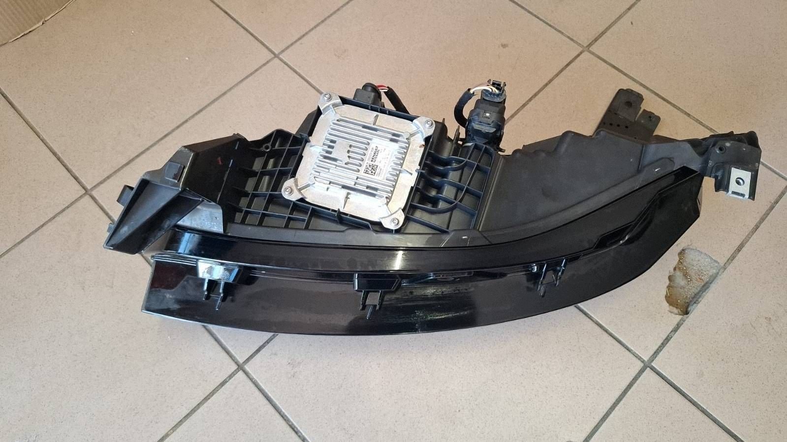 REFLEKTOR light front right RENAULT MEGANE V E-TECH 260104574R as new