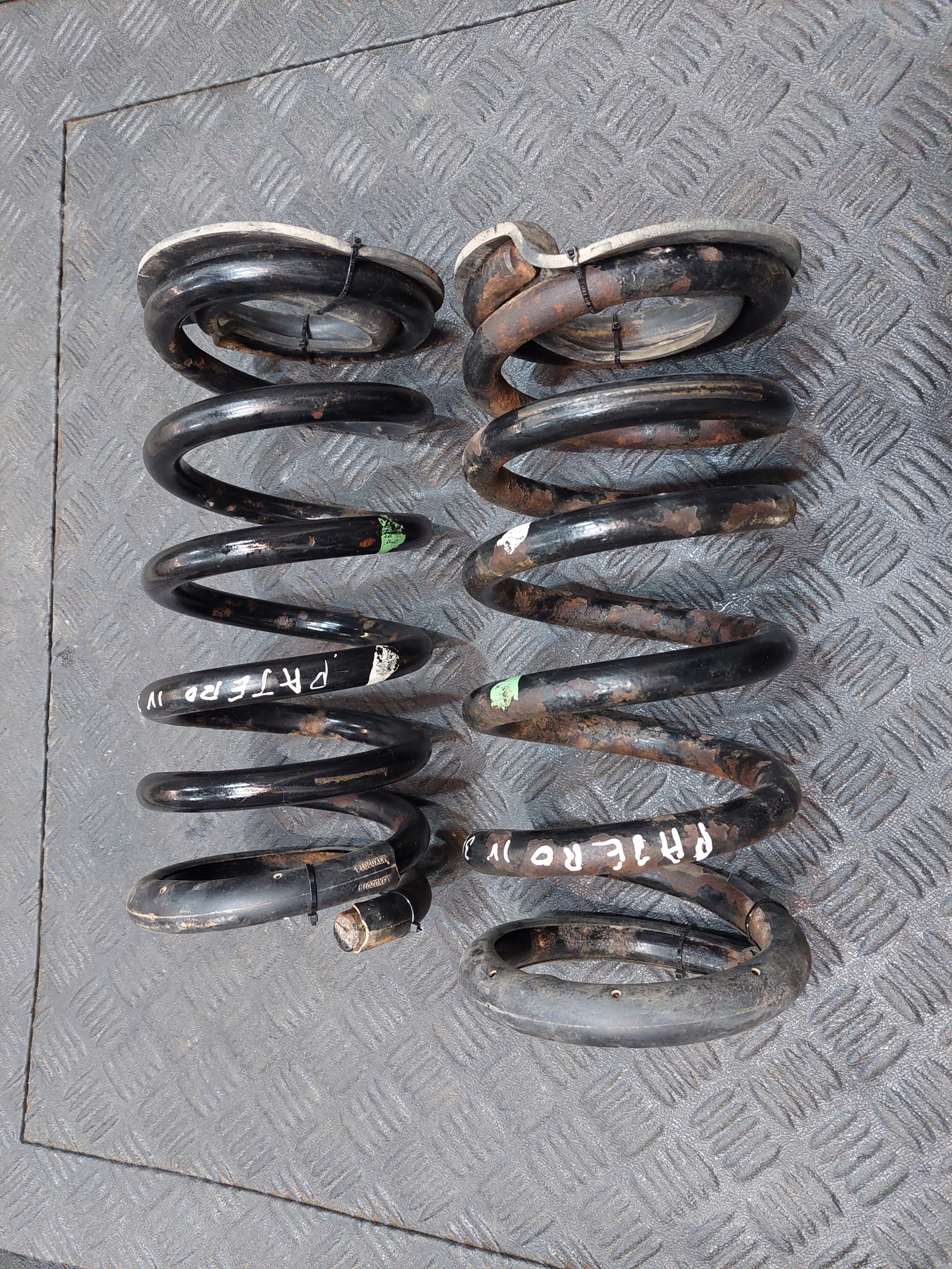 spring springing rear part rear KOMPLET MITSUBISHI PAJERO IV 3.2 DID
