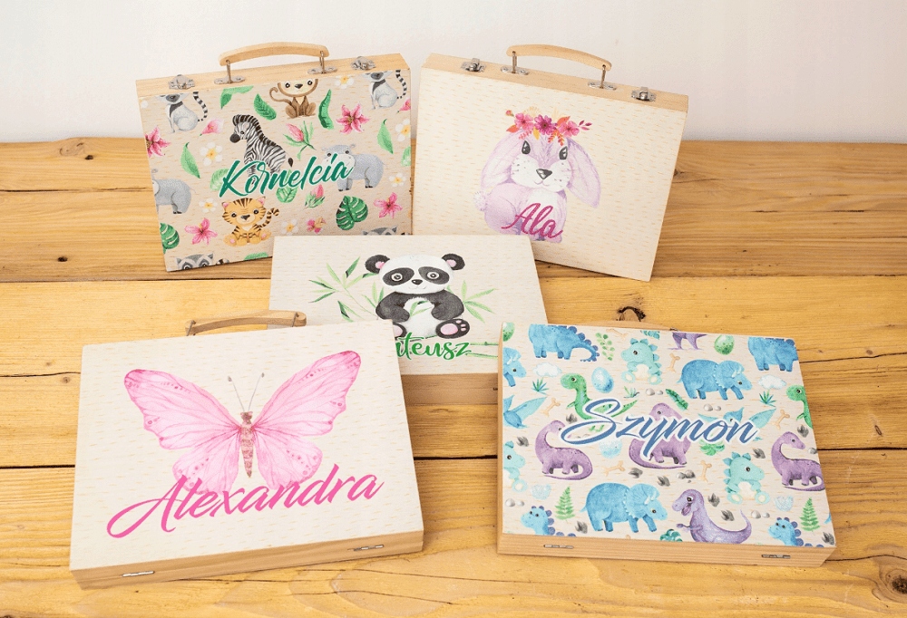 Zestaw artystyczny w drewnianej walizce Imię dziec Marka MAALEO