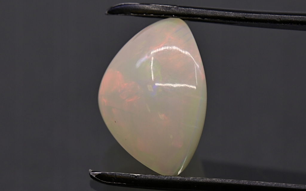 Opál z Etiopie kabošon nepravidelný 16x11,5 mm