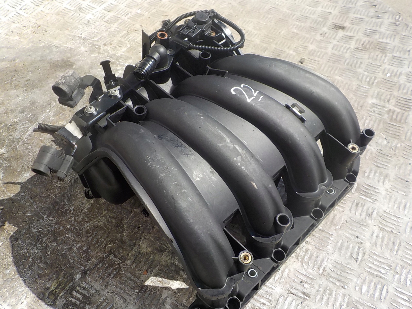 BMW 1 E81 E87 1.6 intake manifold 7560229