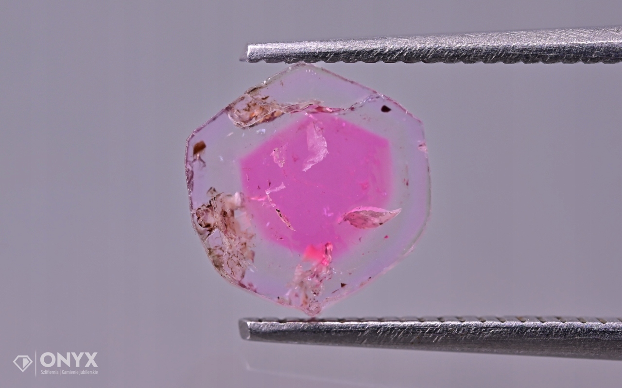 Turmalín deska nepravidelná 7,5x7,5 mm