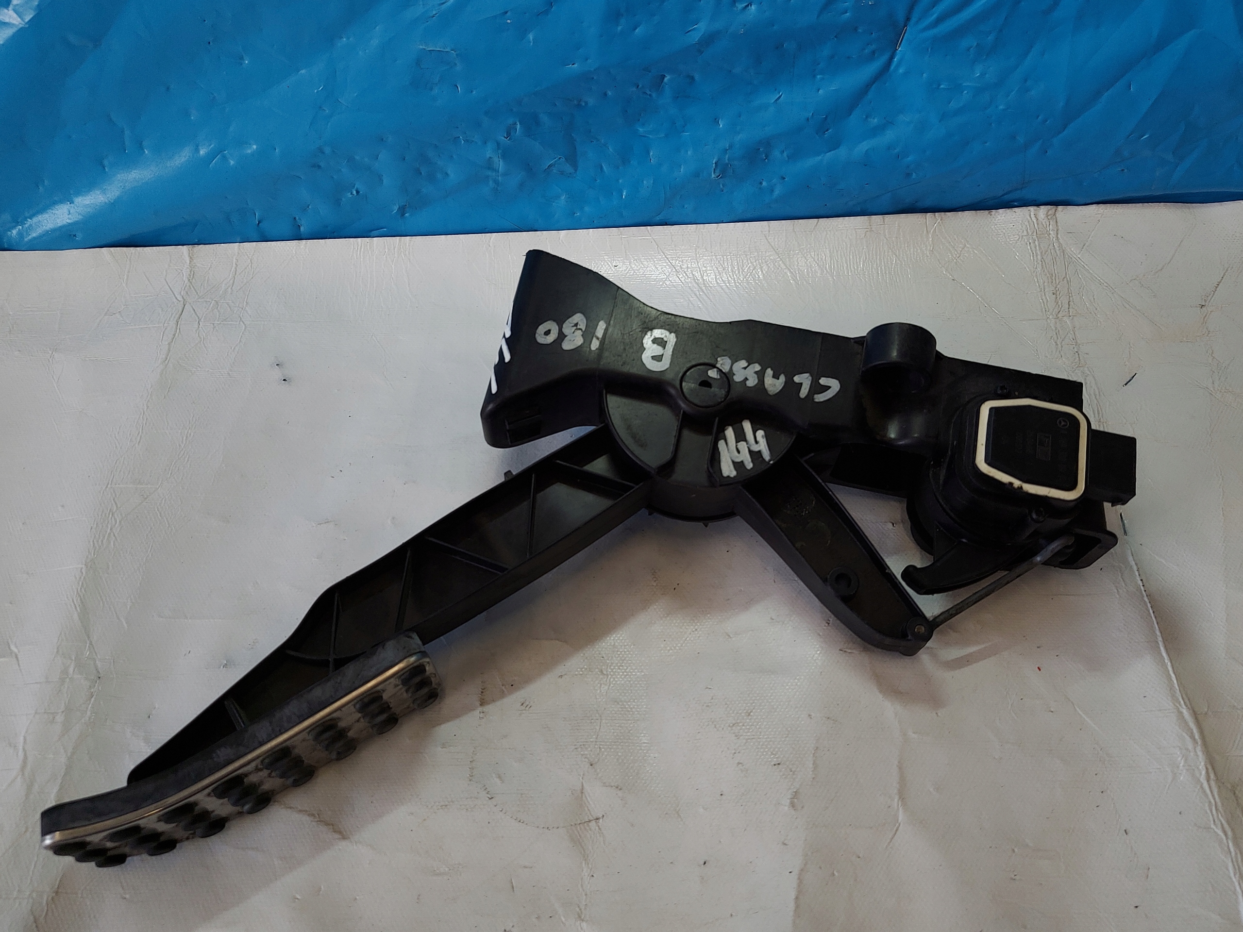 accelerator pedal MERCEDES B KLASA A1693000904