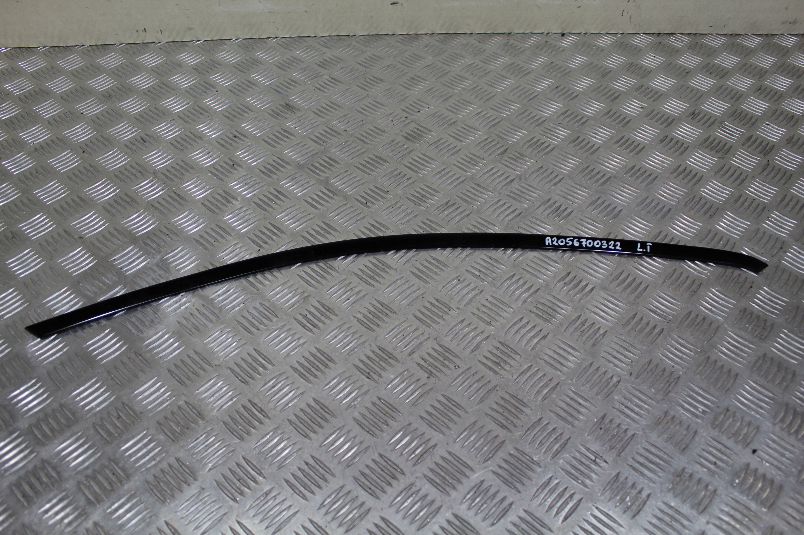 LISTWA DACHOWA LEWY TYŁ C-KLASA W205 C63-S AMG