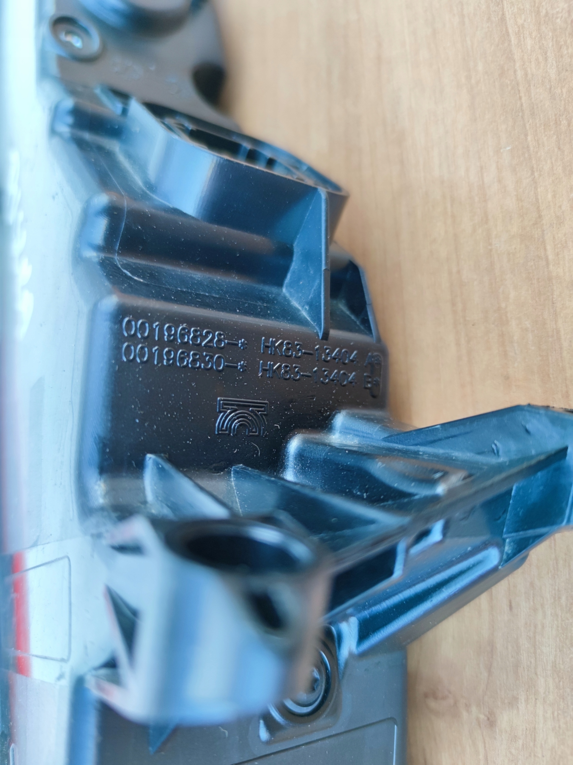 JAGUAR F-PACE right light rear part NAROZNA PUSZKA 045