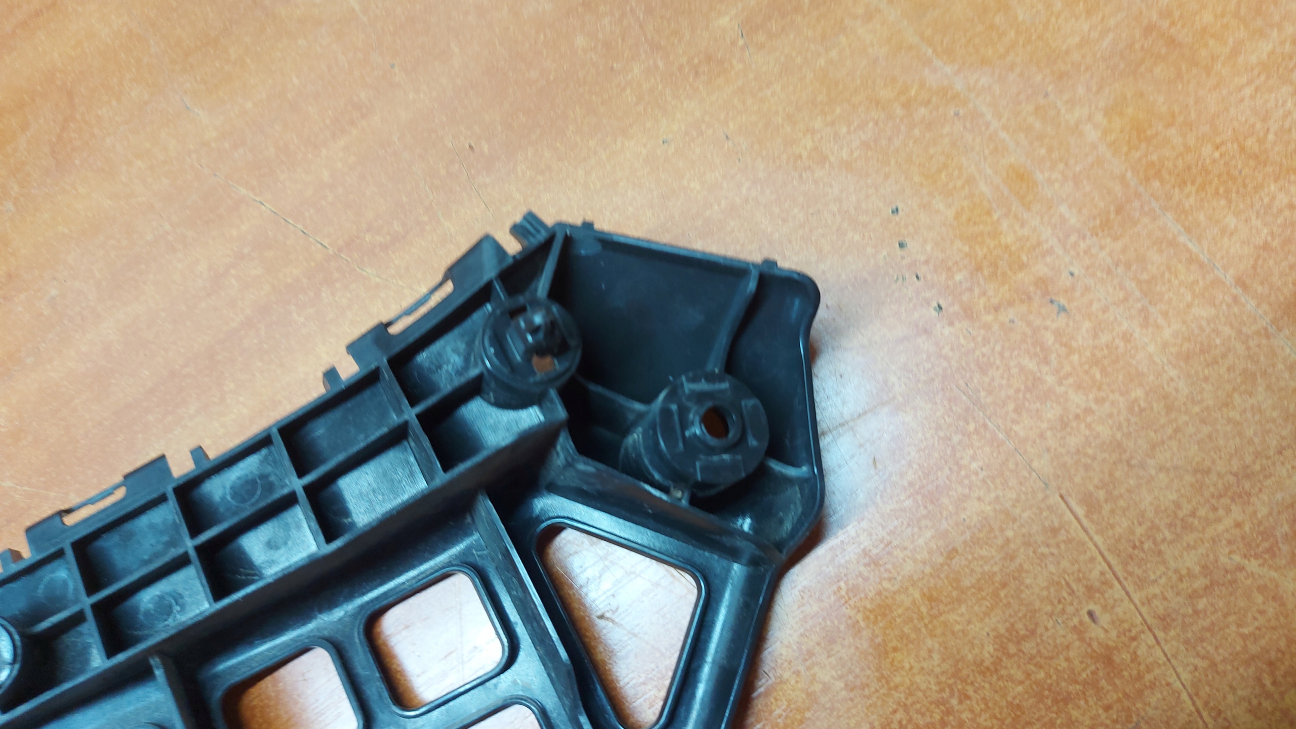 bumper bracket left front front TOYOTA AURIS II 12