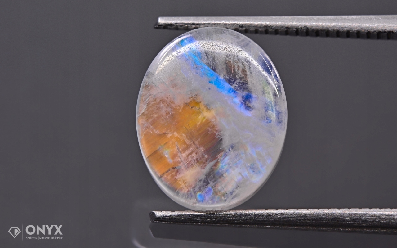 Měsíční kámen mělký ovál 10,5x9 mm