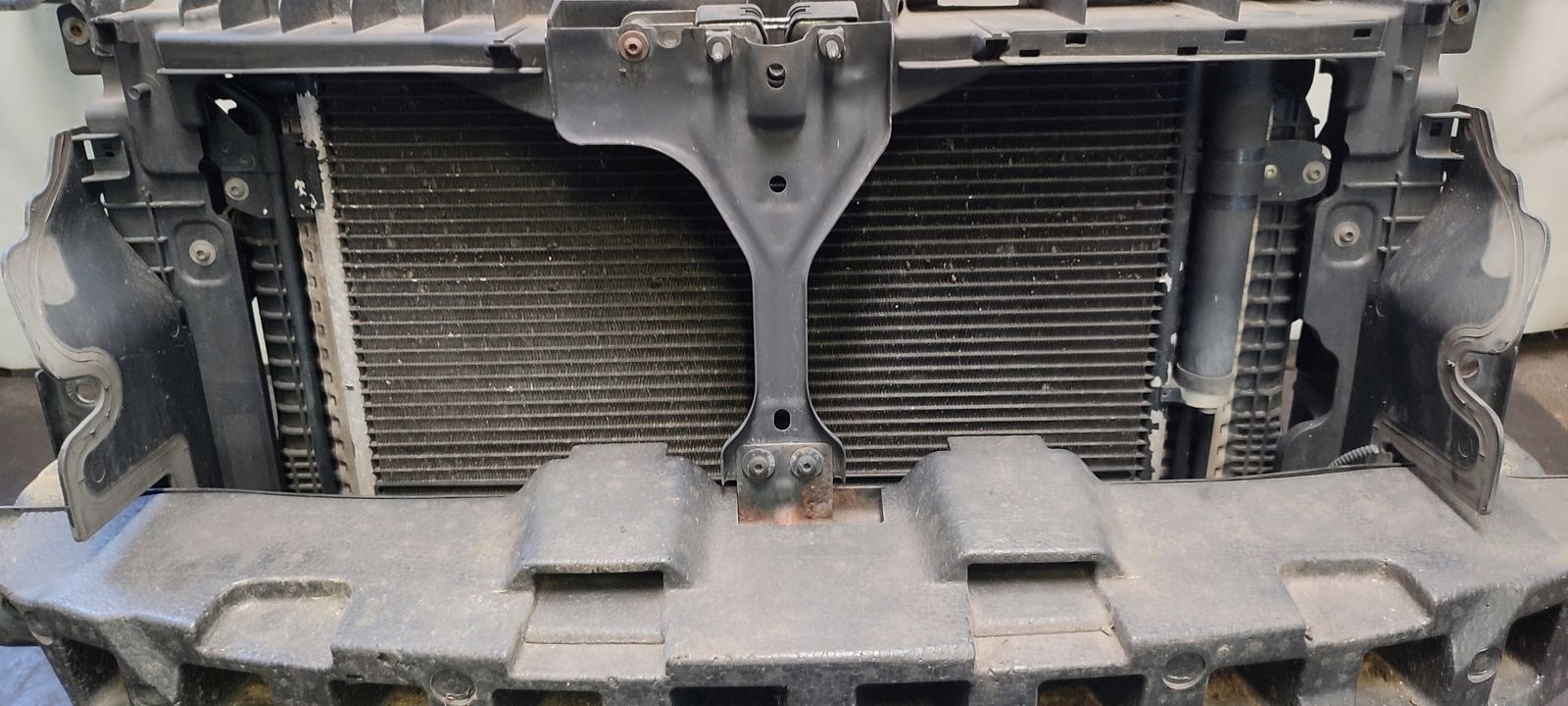 support panel for radiators pillar iron radiator VW Tiguan and 1,4 TSI 4x4