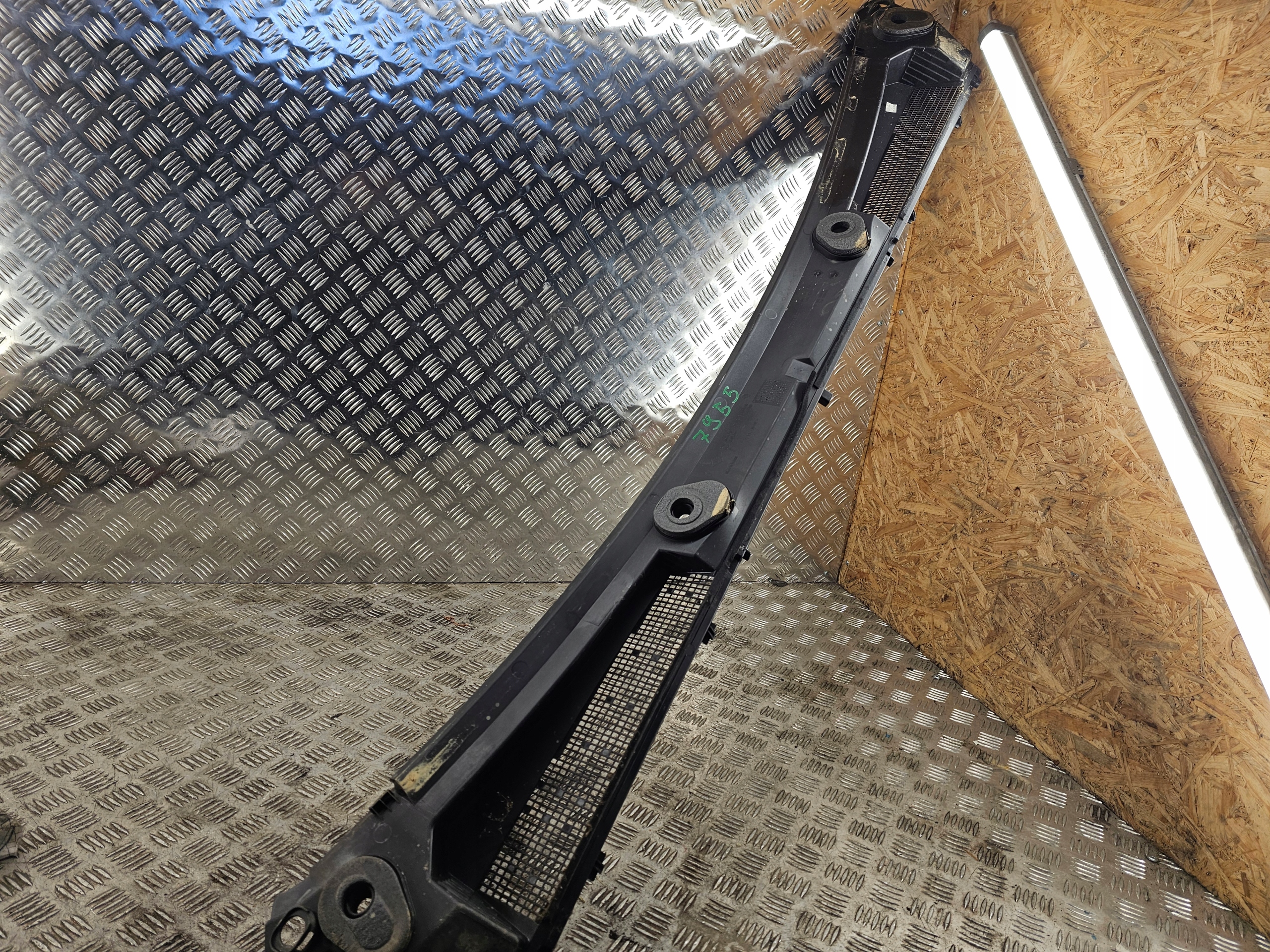 plastic of wipers torpedo RENAULT TRAFIC III 100808A0